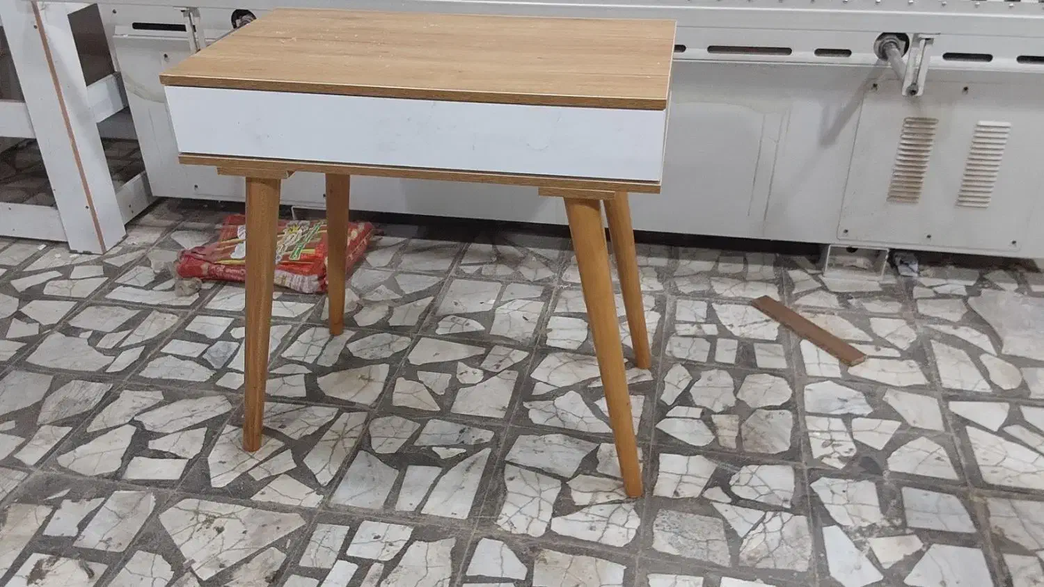 میز و جاکفشی و تخت|تخت و سرویس خواب|اصفهان, محله اسلامی|دیوار