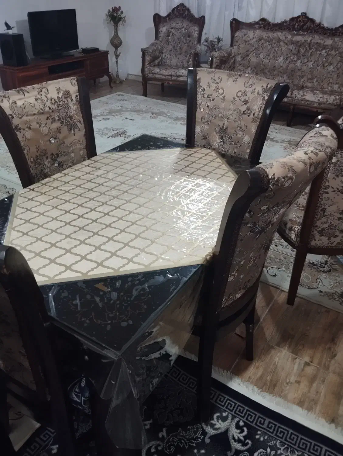 مبل سلطنتی ۹نفره بهمراه میز نهار خوری ۴نفره|مبلمان خانگی و میز عسلی|محمدشهر, محمدشهر|دیوار