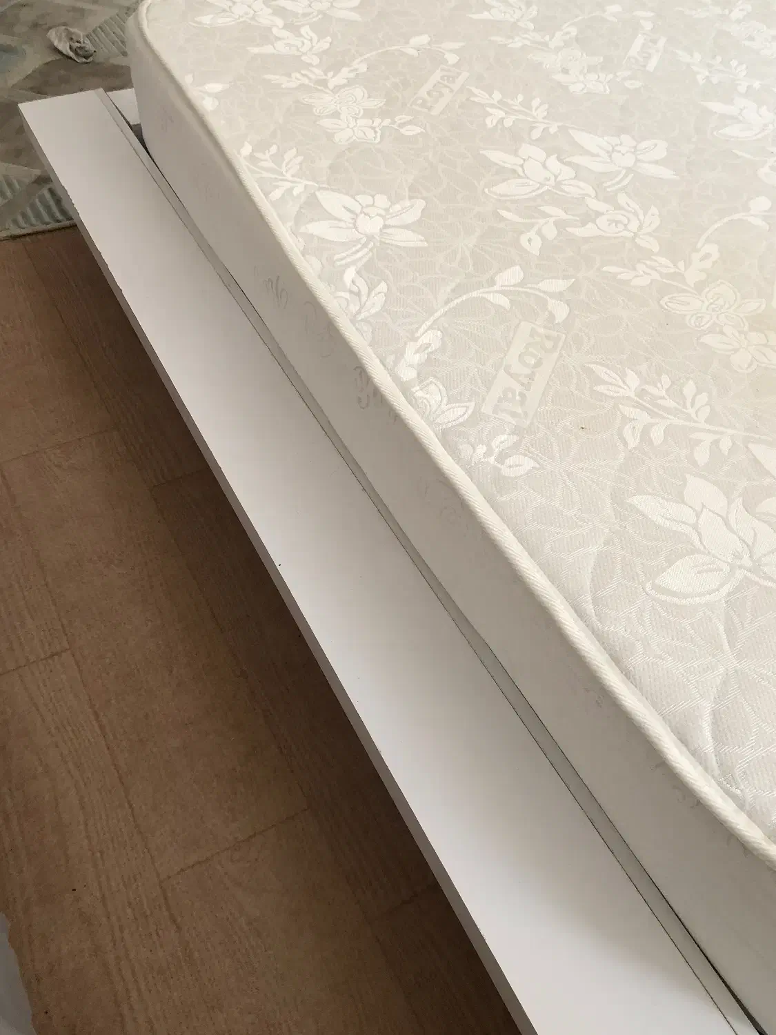 تختدونفره|تخت و سرویس خواب|خوی, |دیوار