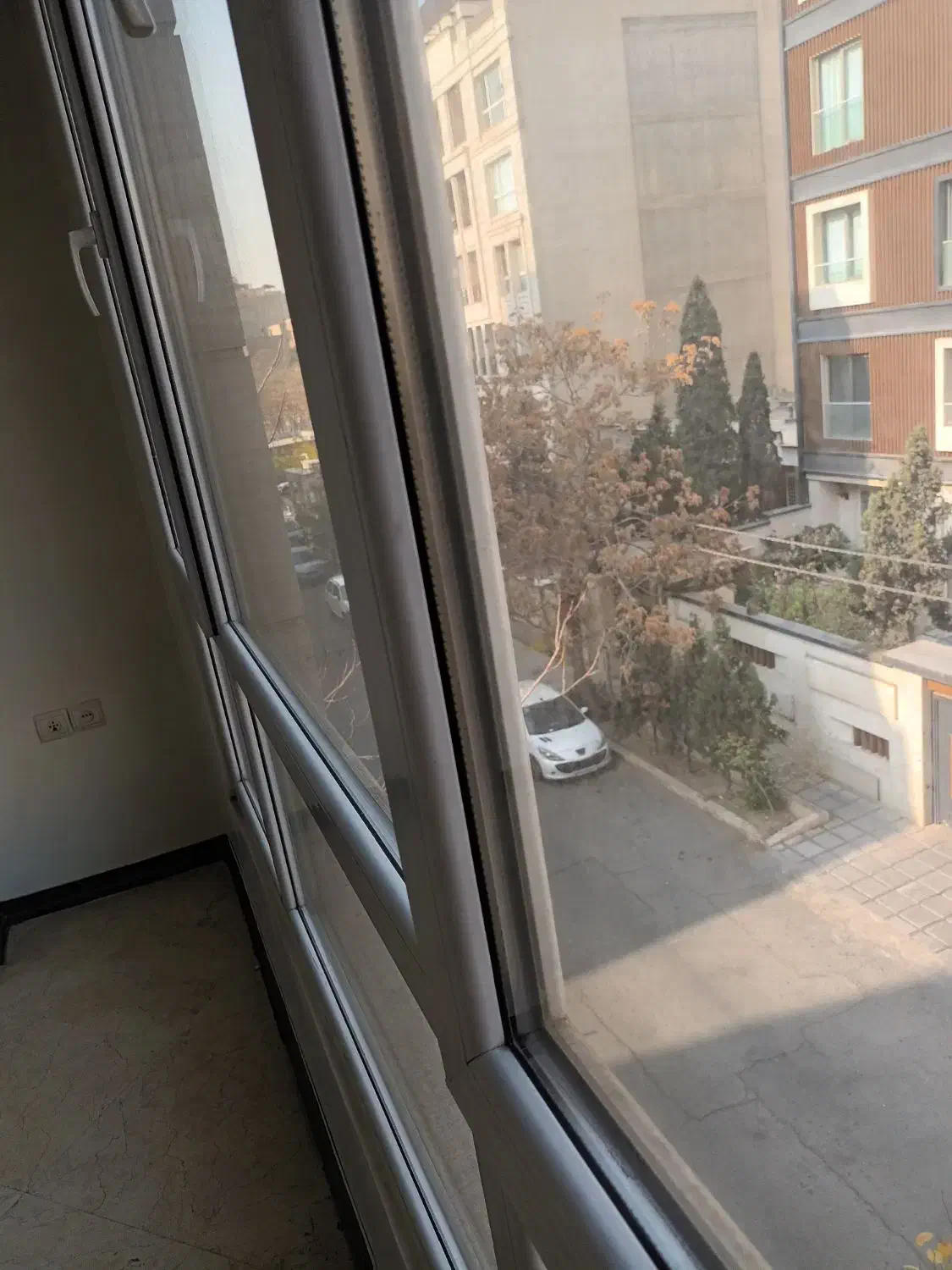 ۱۰۰ متر دو خوابه *روبه کوچه