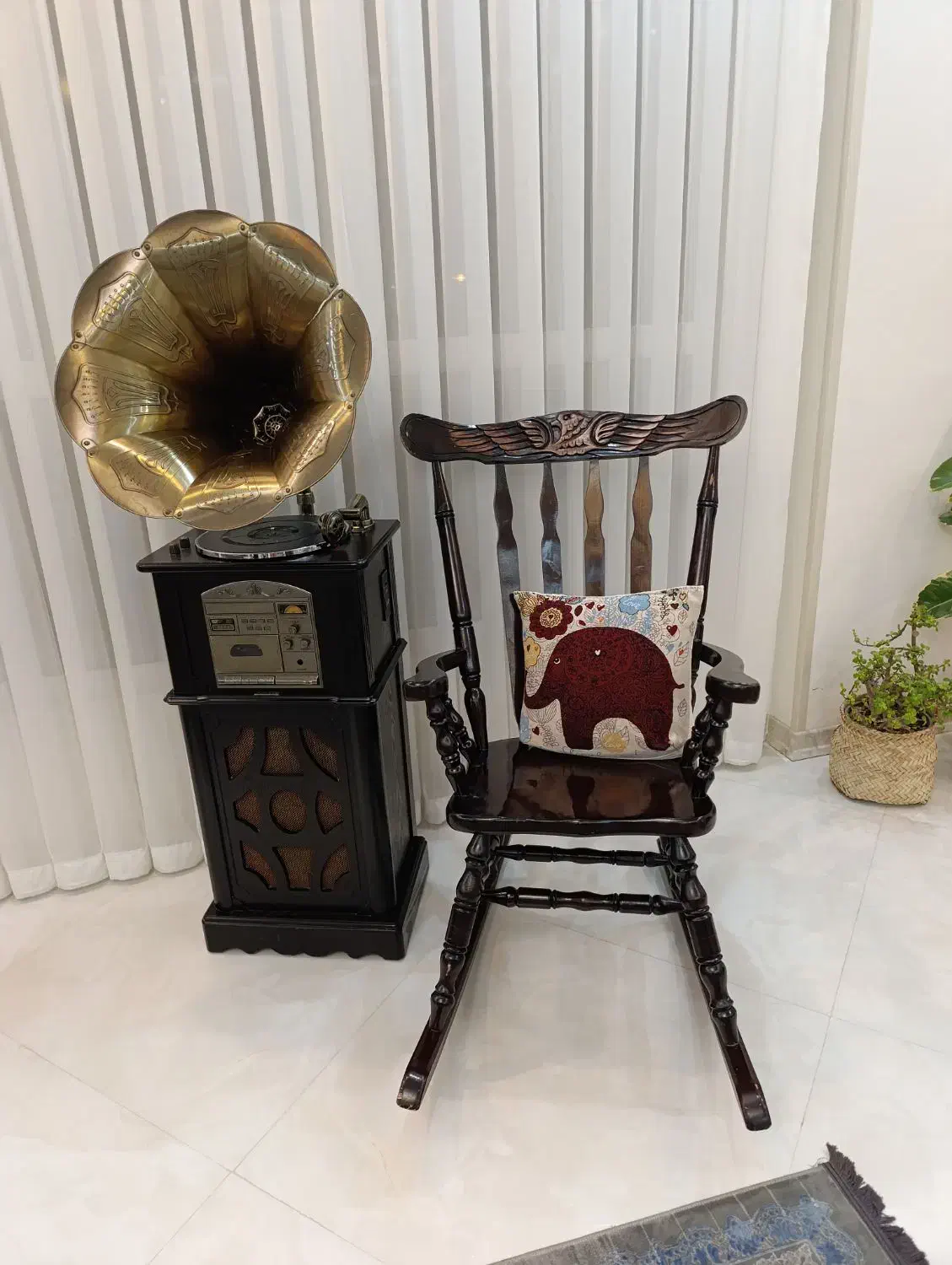 صندلی راک و گرامافون مبله|صندلی و نیمکت|طرقبه, |دیوار