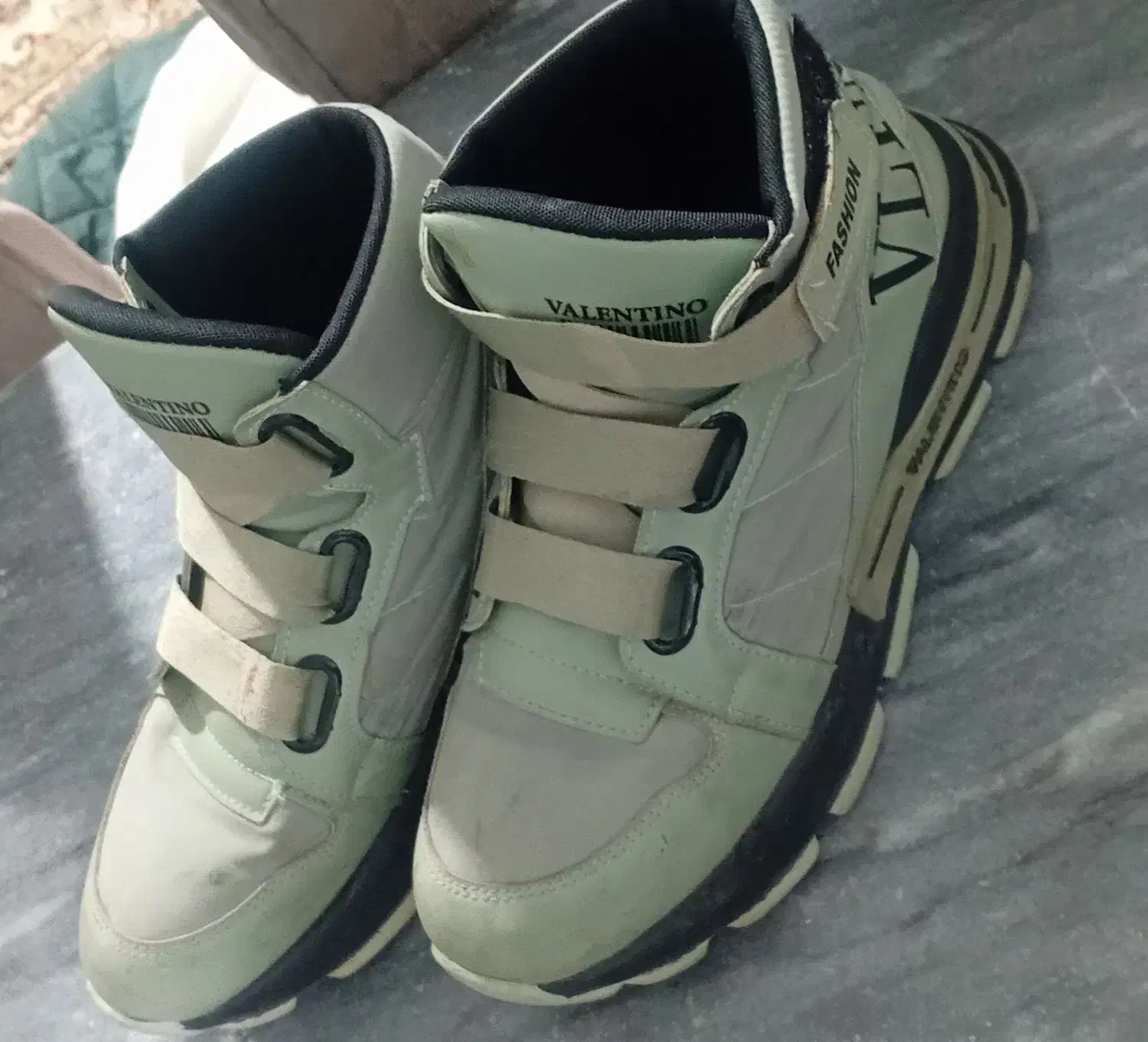 نیم پوت|کیف، کفش، کمربند|اقبالیه, |دیوار