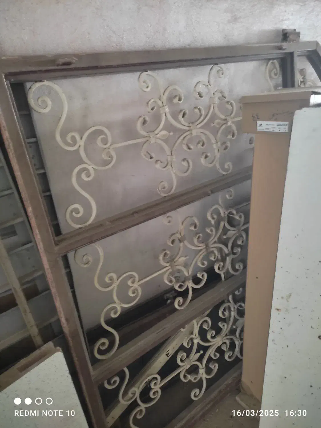 تعدادی درب و پنجره کارکرده فلزی موجوداست|مصالح و تجهیزات ساختمان|بوشهر, |دیوار