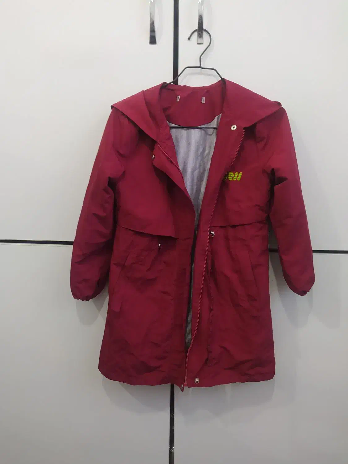 تعدادی لباس دخترانه|لباس|رباط‌کریم, رباط‌کریم|دیوار