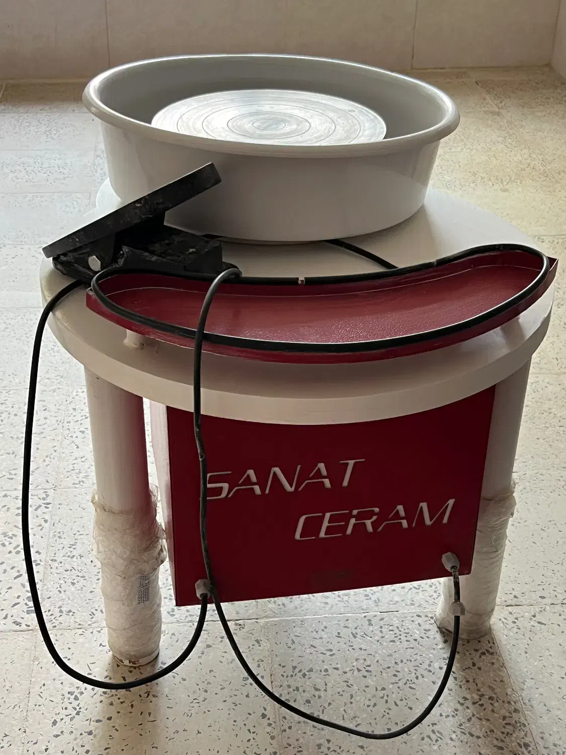 مجموعهای از وسایل کارگاه سفالگری|ابزارآلات|پاوه, |دیوار