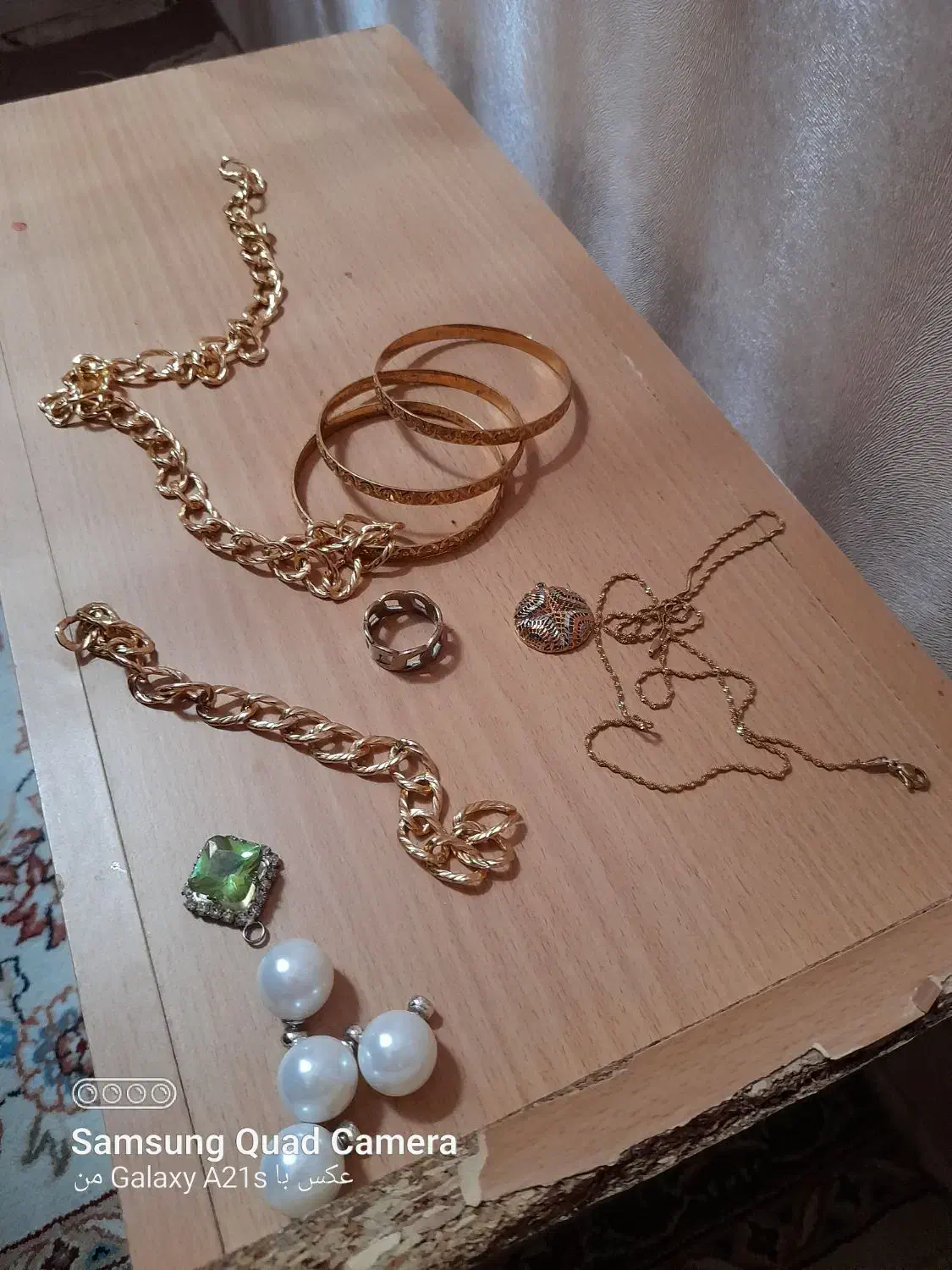 یک سری  جینگولیجات|ساعت|هشتگرد, کوشک زر|دیوار