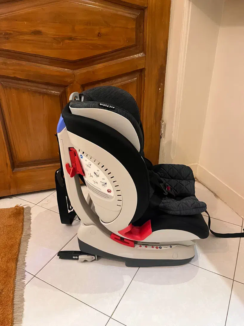 صندلی ماشین فیکشن سوئیس کاملا مناسب سیسمونی|تخت و صندلی بچه|تهران, حر|دیوار