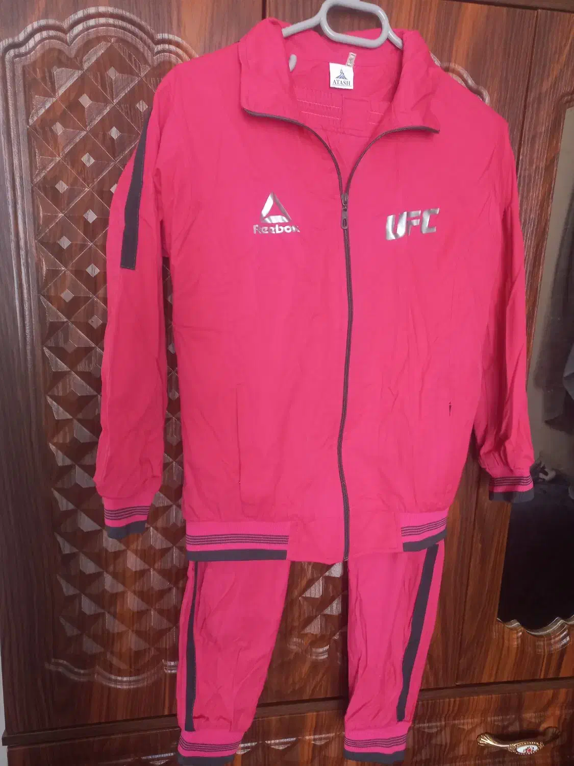 لباس ورزشی|لباس|بشاریات, |دیوار