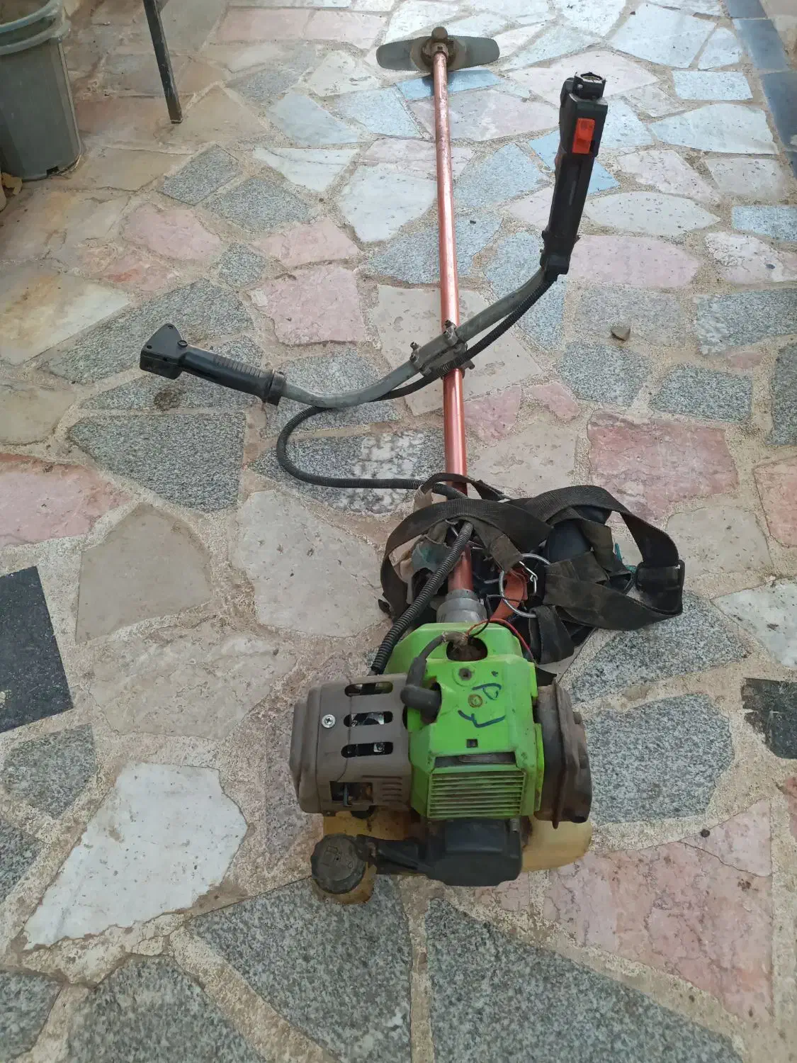 علف زن|ابزارآلات|سبزوار, قدس|دیوار