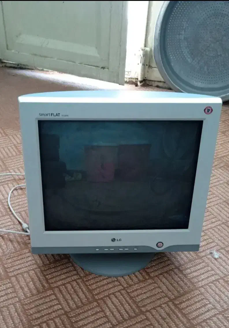 مانیتور LG قدیمی تمیز|قطعات و لوازم جانبی رایانه|ایلام, |دیوار