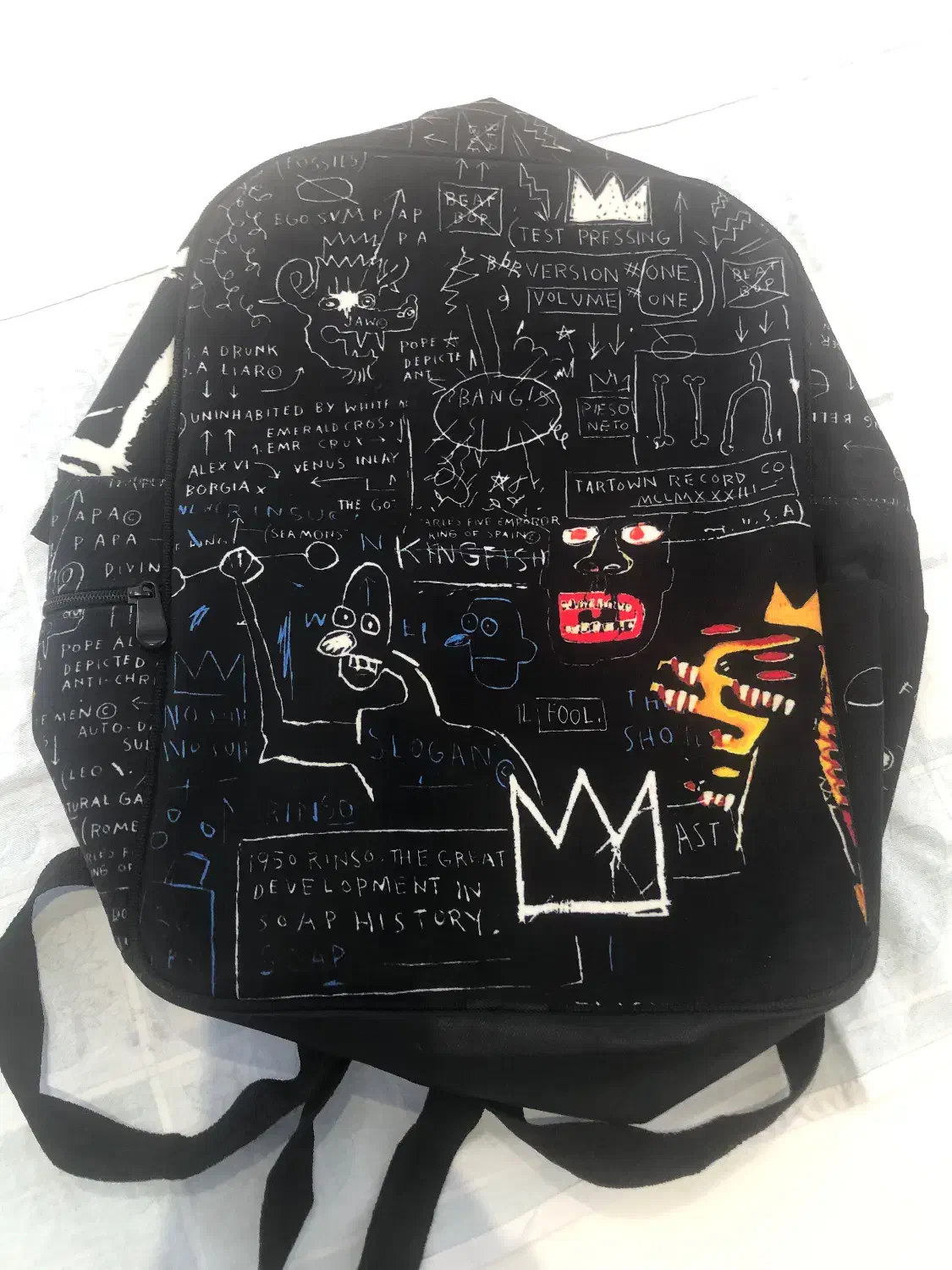 کوله‌پشتی|کیف، کفش، کمربند|رشت, کوی یخ|دیوار