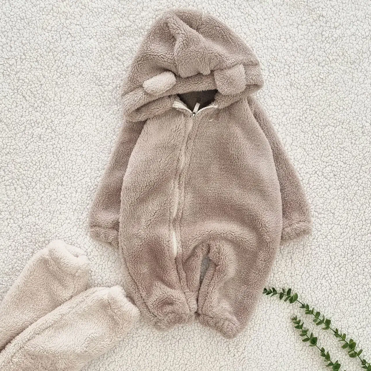 دورس یلدایی|کفش و لباس بچه|رباط‌کریم, رباط‌کریم|دیوار