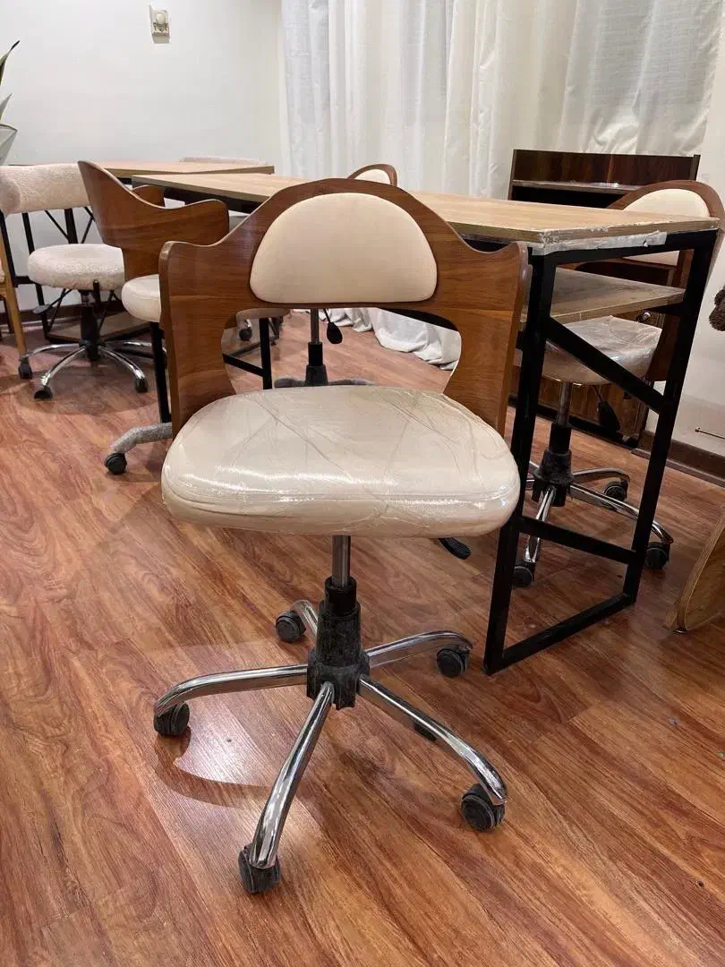 صندلی استاد کار و میز ناخن|آرایشگاه و سالنهای زیبایی|تهران, فردوس|دیوار