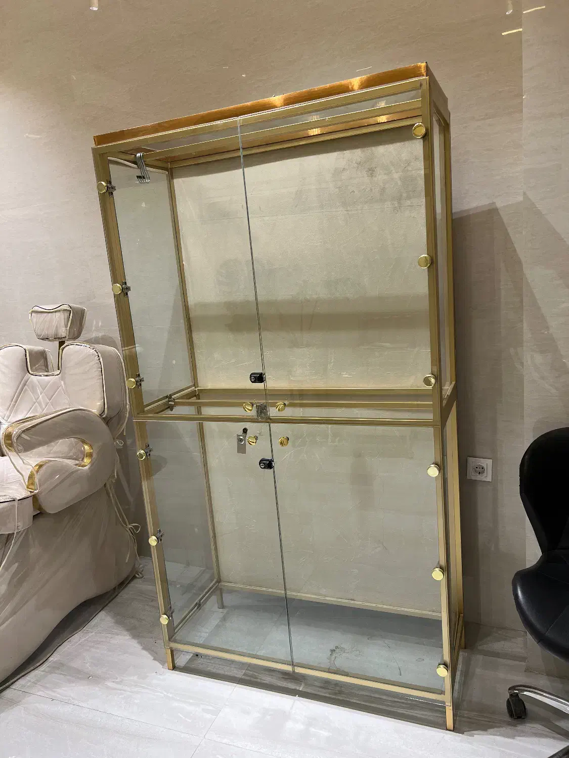 ویترین شیشه‌ای با فریم فلزی طلایی|بوفه، ویترین، کنسول|شیراز, قدوسی غربی|دیوار