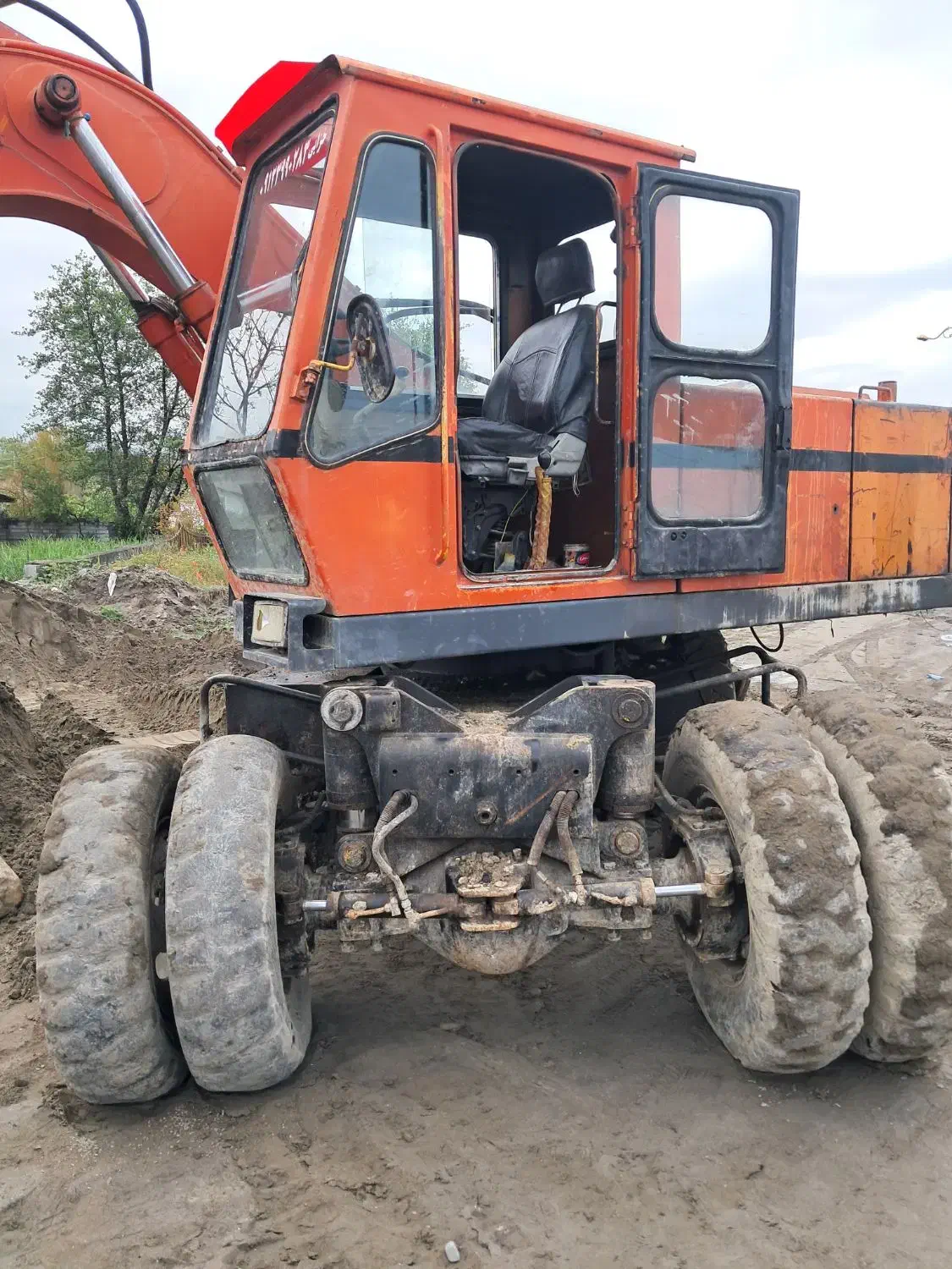 بیل لاستیکی هیتاچی|خودرو سنگین|تهران, شهرک چیتگر|دیوار