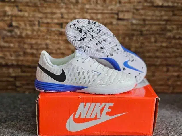 کفش سالن فوتسال|کیف، کفش، کمربند|اصفهان, ارزنان|دیوار