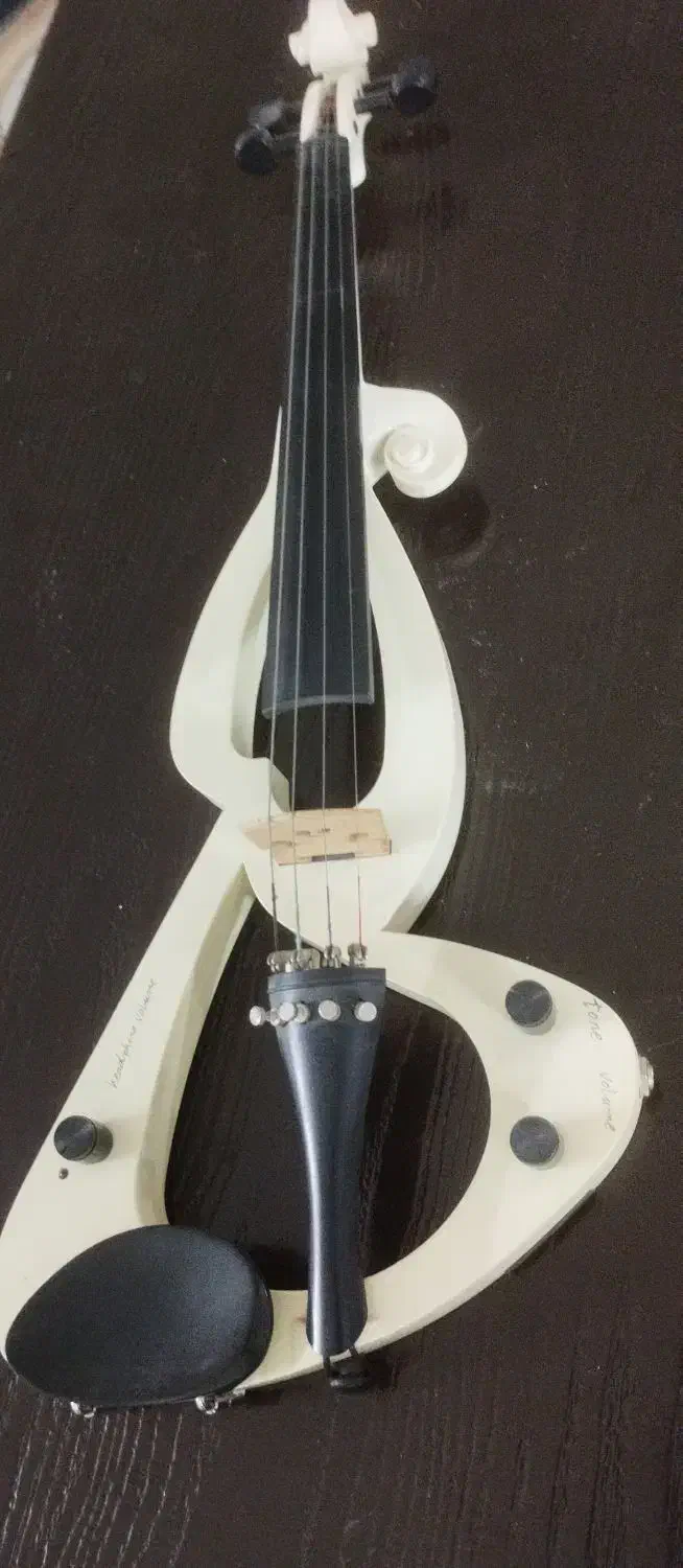 ویالن الکتریک سالم تمیز خوش صدا با جعبه کیف و آرشه|ویولن|اصفهان, بهارستان|دیوار