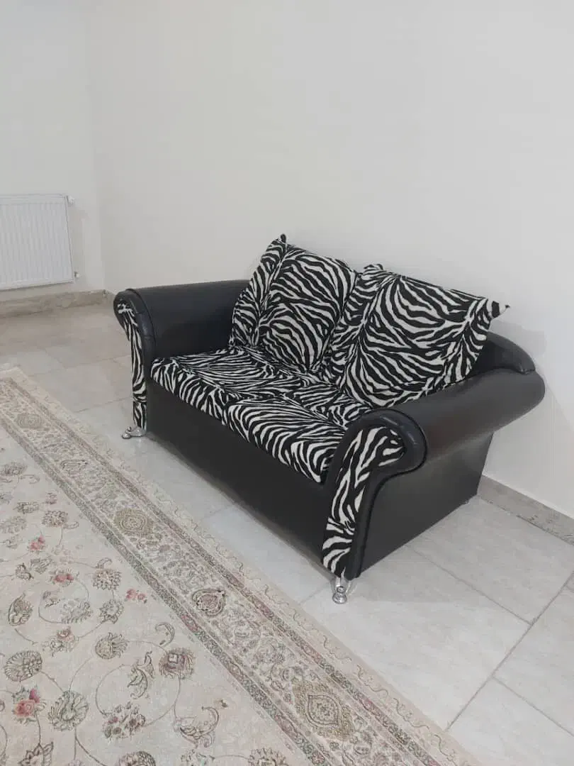 مبل چرم پنج نفره|مبلمان خانگی و میز عسلی|هشتگرد, فاز ۳ مهستان|دیوار