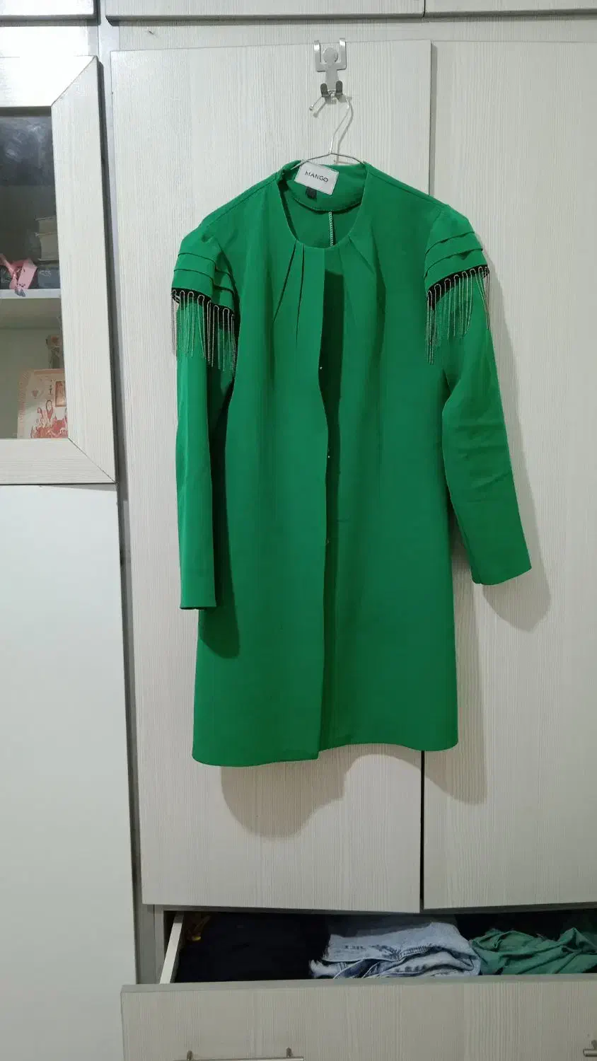 مقداری لباس تمیز ومرتب|لباس|نیشابور, گنبد سبز|دیوار