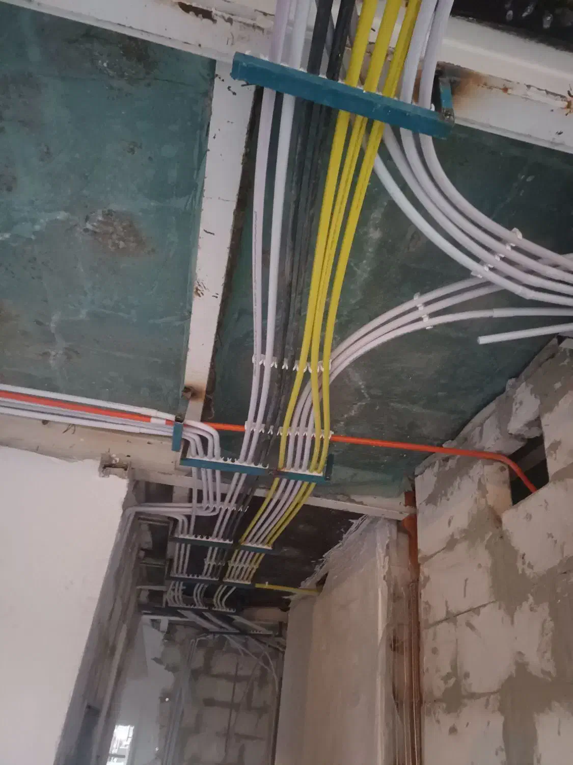 برقکاری و تمامی اومورات برق ساختمان|خدمات پیشه و مهارت|بیرجند, |دیوار