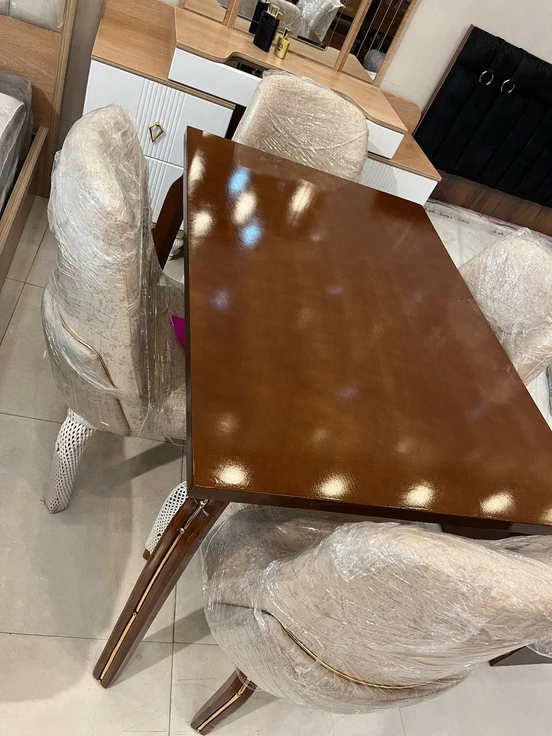 ناهارخوری مدل لورنت|میز و صندلی غذاخوری|کاشان, گارزگاه|دیوار