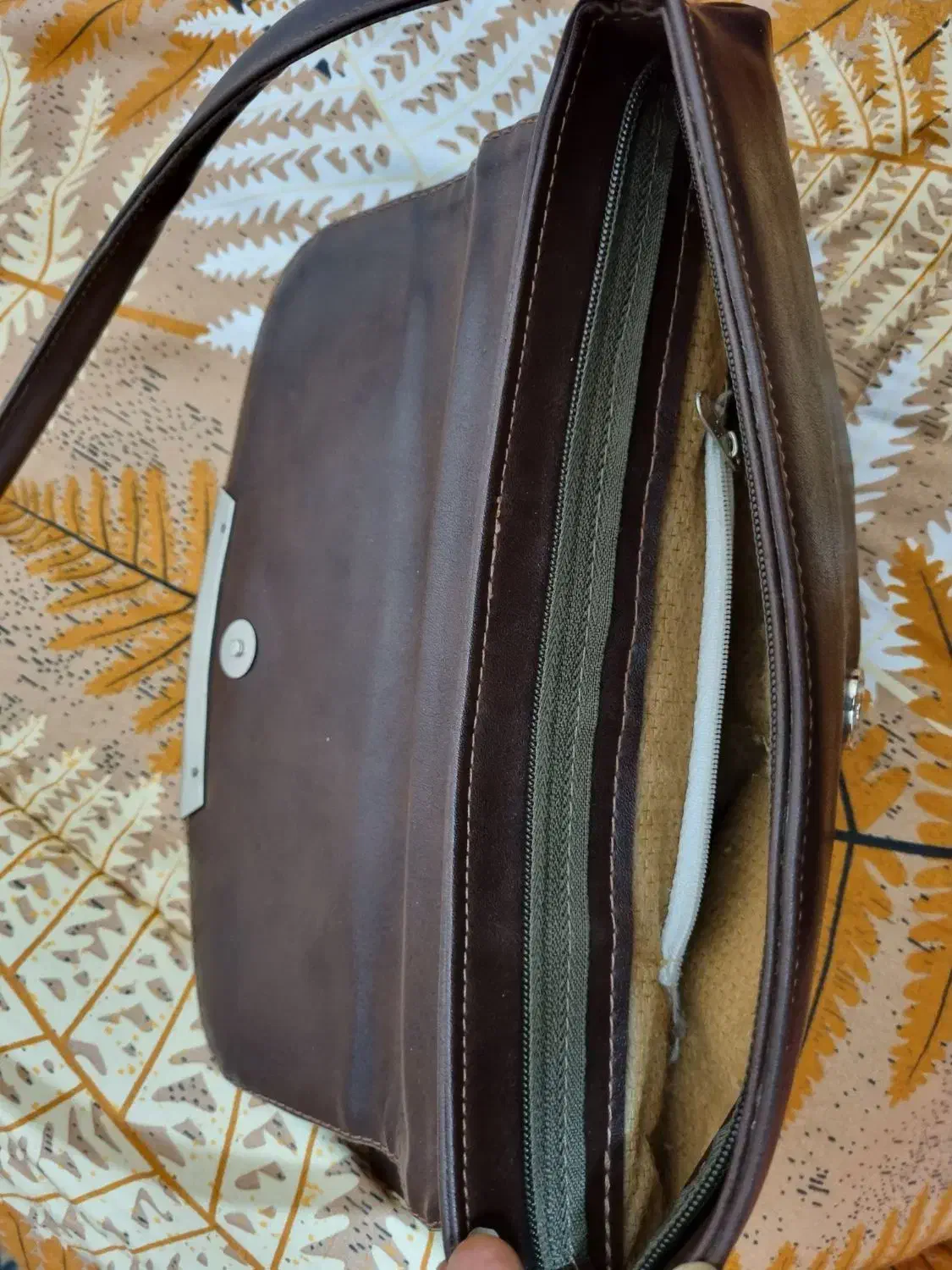 کیف رودوشی|کیف، کفش، کمربند|رشت, منظریه|دیوار