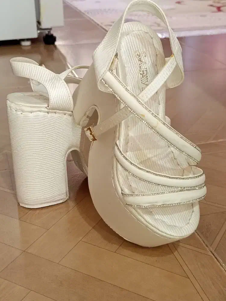 کفش|کیف، کفش، کمربند|سرشیو, |دیوار