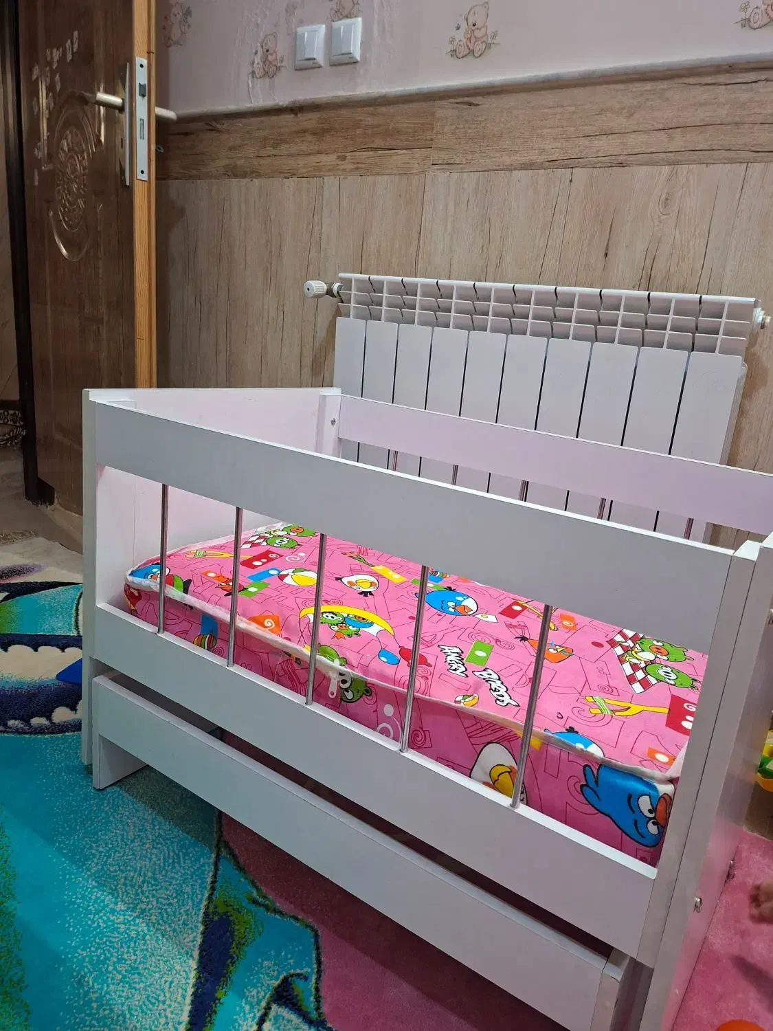 تخت خواب نوزاد گهواره ای|تخت و صندلی بچه|قم, شهرک امام حسن|دیوار