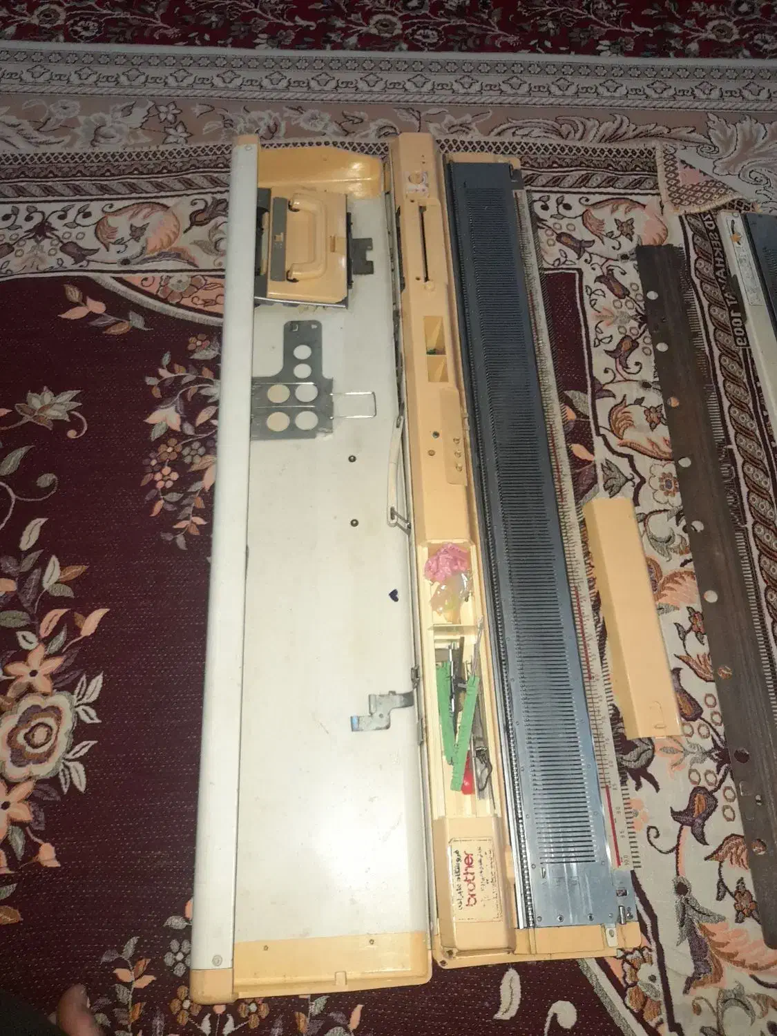 ماشین بافندگی سالم و عالی|لوازم خیاطی و بافتنی|رشت, معلولین|دیوار