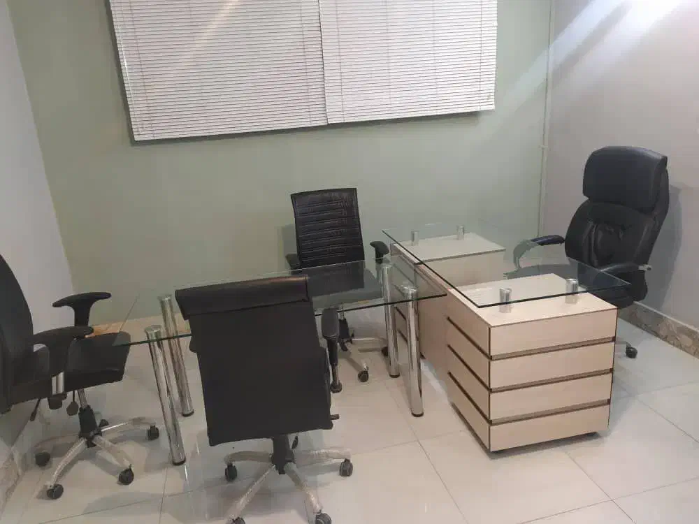 میز اداری کنفرانسی (شیشه ای) صندلی گردان وست اداری|دفتر کار|مشهد, امام خمینی|دیوار