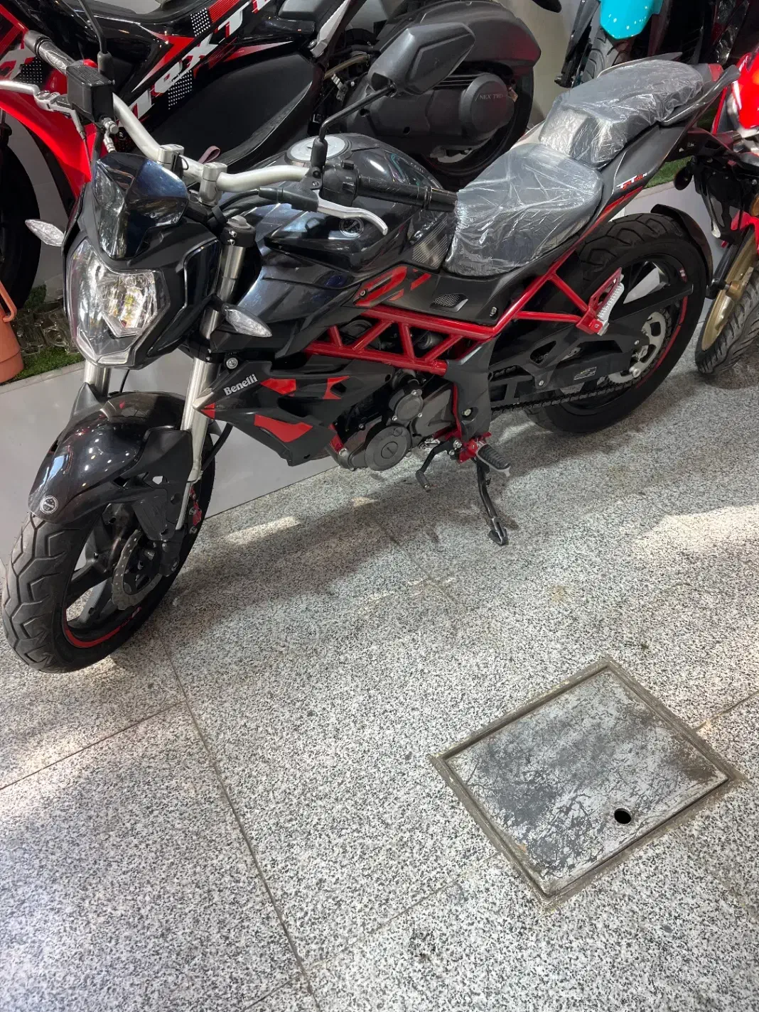 بنلی ۲۵۰ تک ۱۴۰۰ درحد|موتورسیکلت|اصفهان, فروردین|دیوار