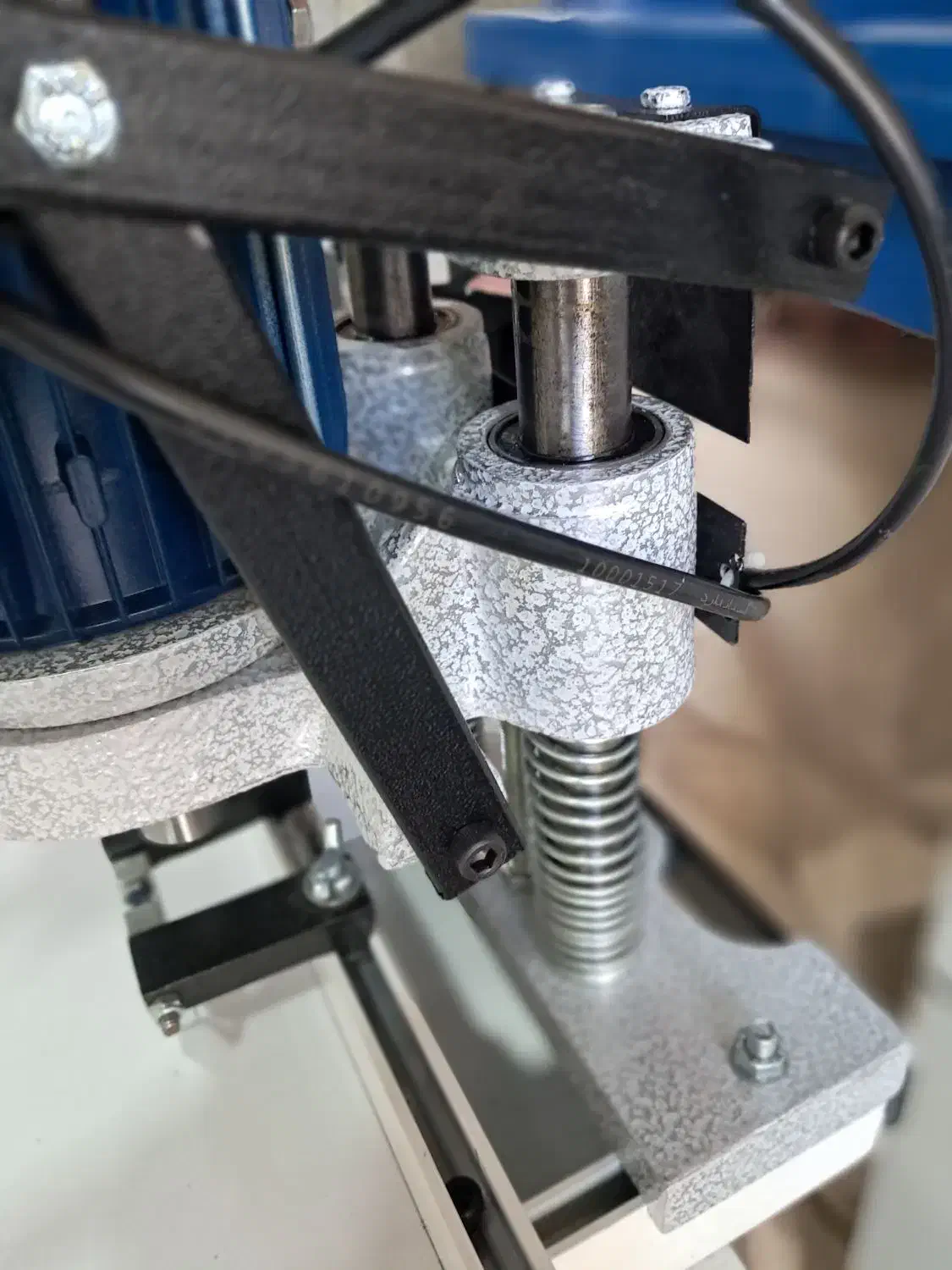 گازور زن پارسیان اصفهان|ابزارآلات|اصفهان, جنیران (لادان)|دیوار