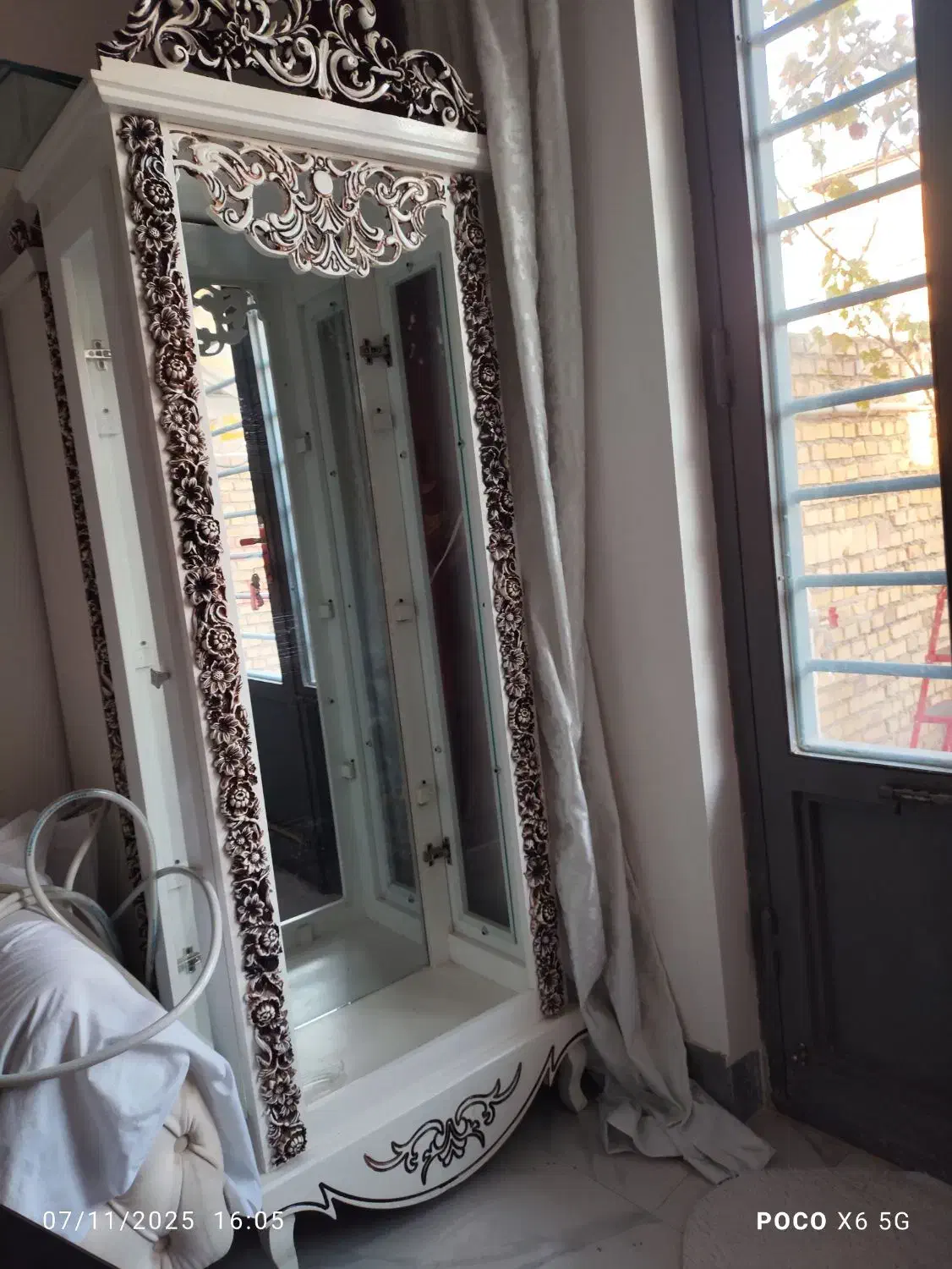 یک عدد بوفه و یک عدد ساعت ایستاده چوبی|بوفه، ویترین، کنسول|کلاله, |دیوار