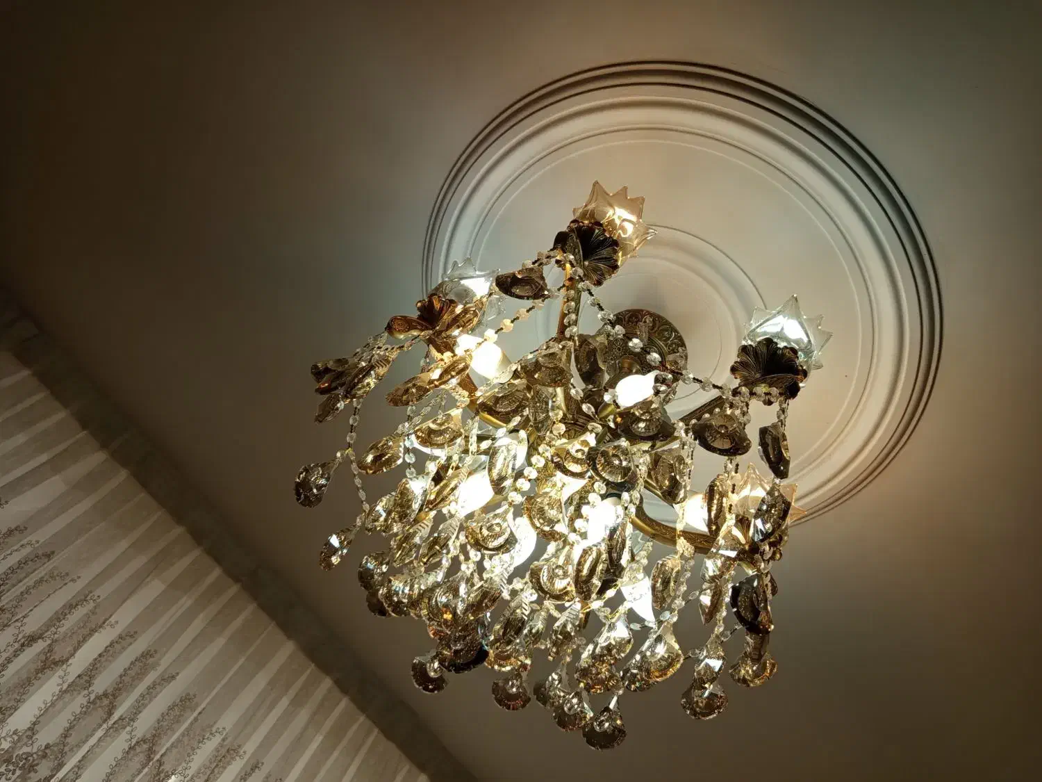 لوستر|لوستر و چراغ آویز|کرج, ساسانی (قلمستان)|دیوار