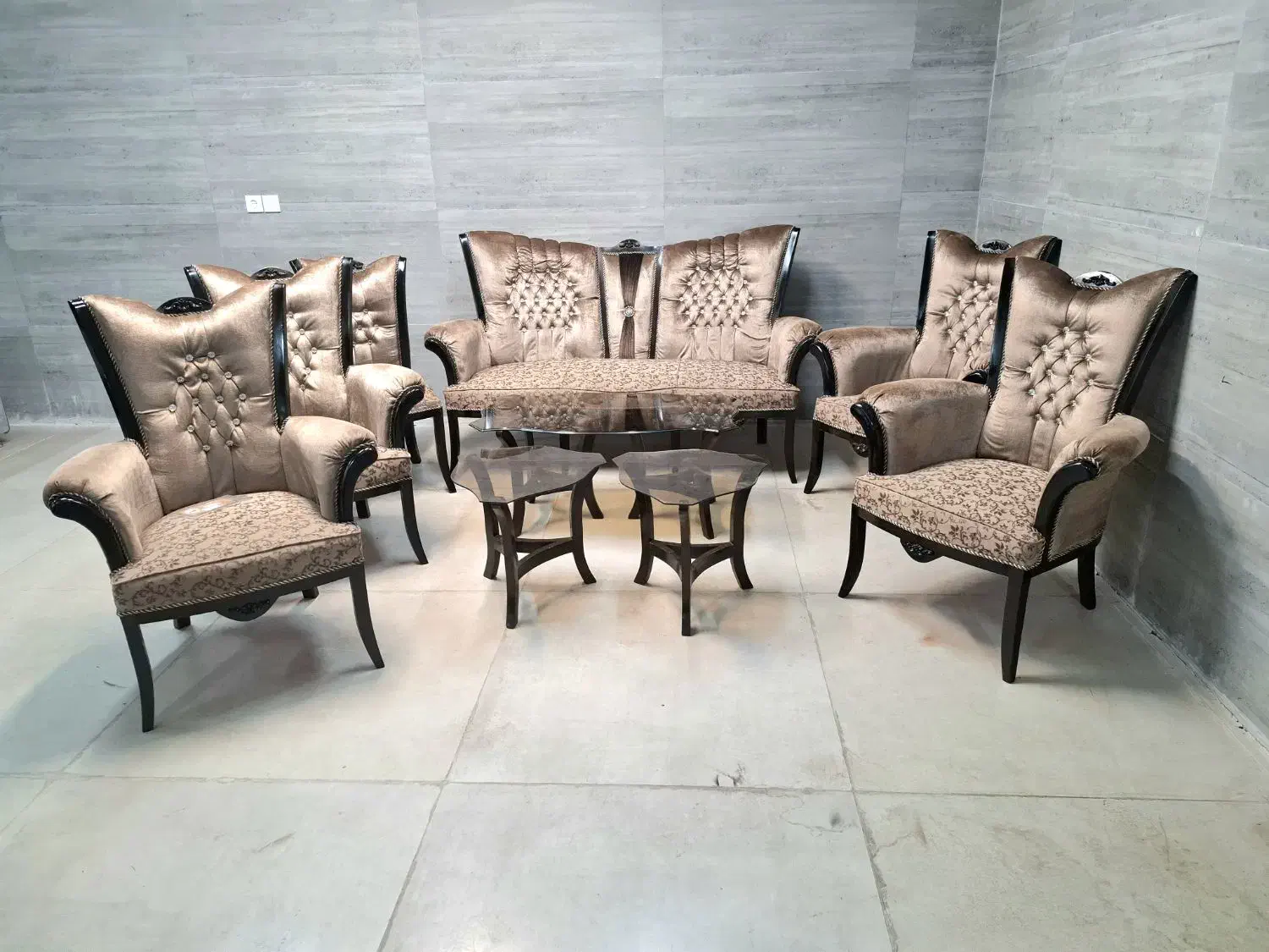 مبل کلاسیک نسکافه ای با میز و عسلی|مبلمان اداری|اصفهان, جلالیه|دیوار