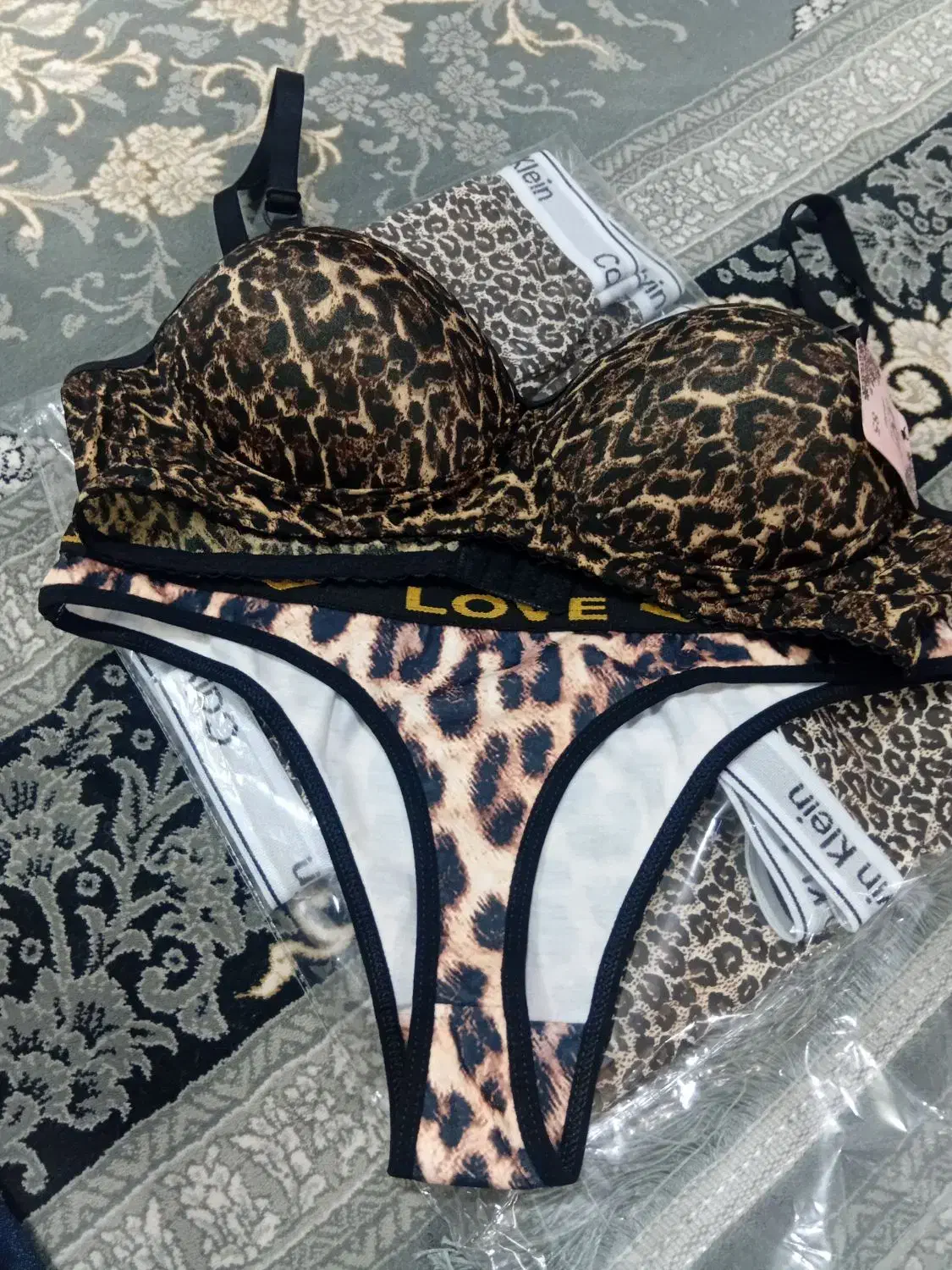 لباس زیر.|لباس|قم, قلعه کامکار|دیوار