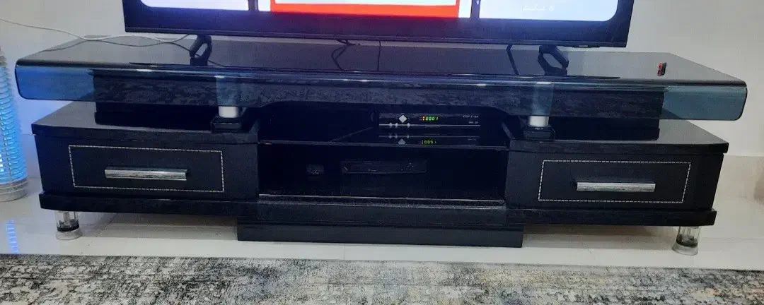 تختخواب وکمد و پاتختی و میز تلویزیون و یک جفت بوفه|تخت و سرویس خواب|دیلم, |دیوار