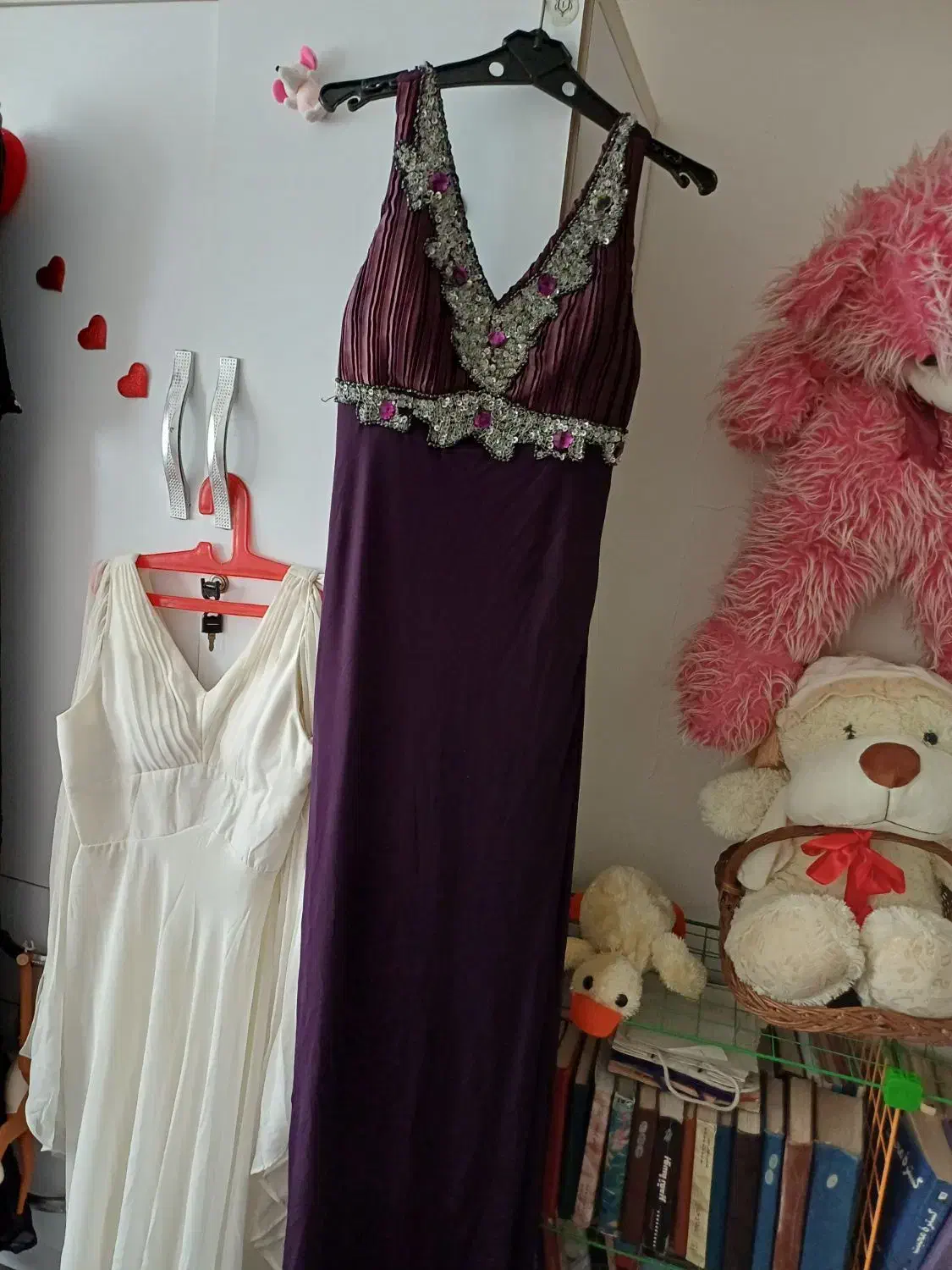 تعدادی لباس مجلسی|لباس|بندر انزلی, انقلاب|دیوار