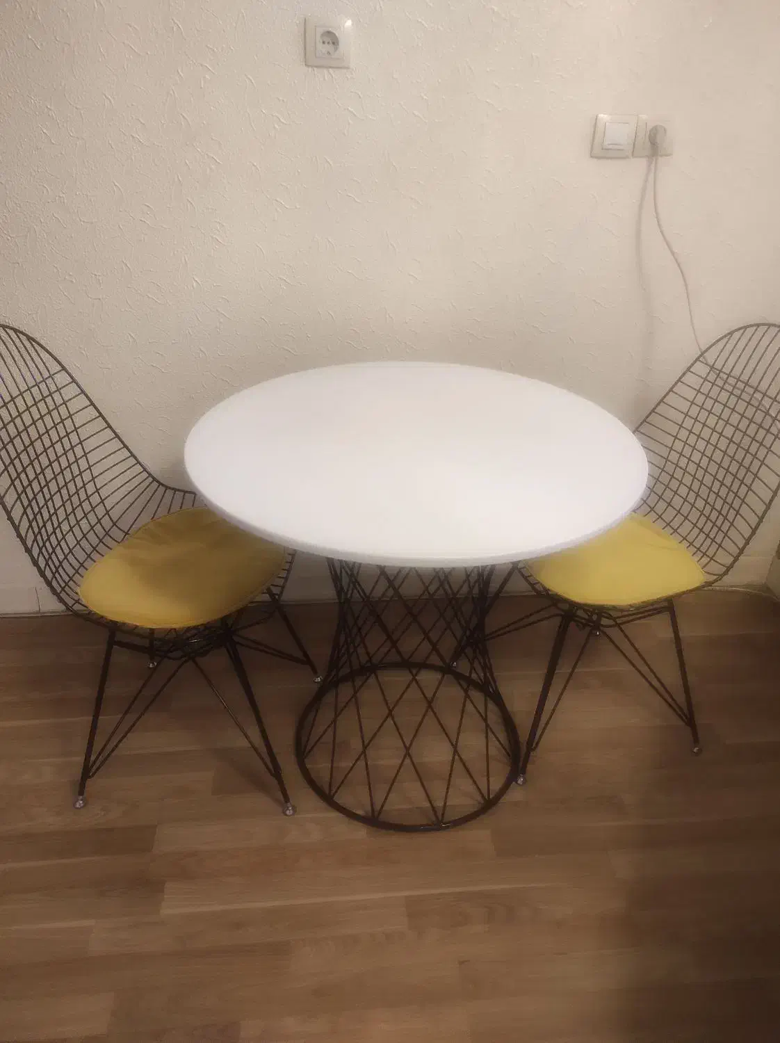 میز وصندلی|میز و صندلی غذاخوری|شاهینشهر, فردوسی|دیوار