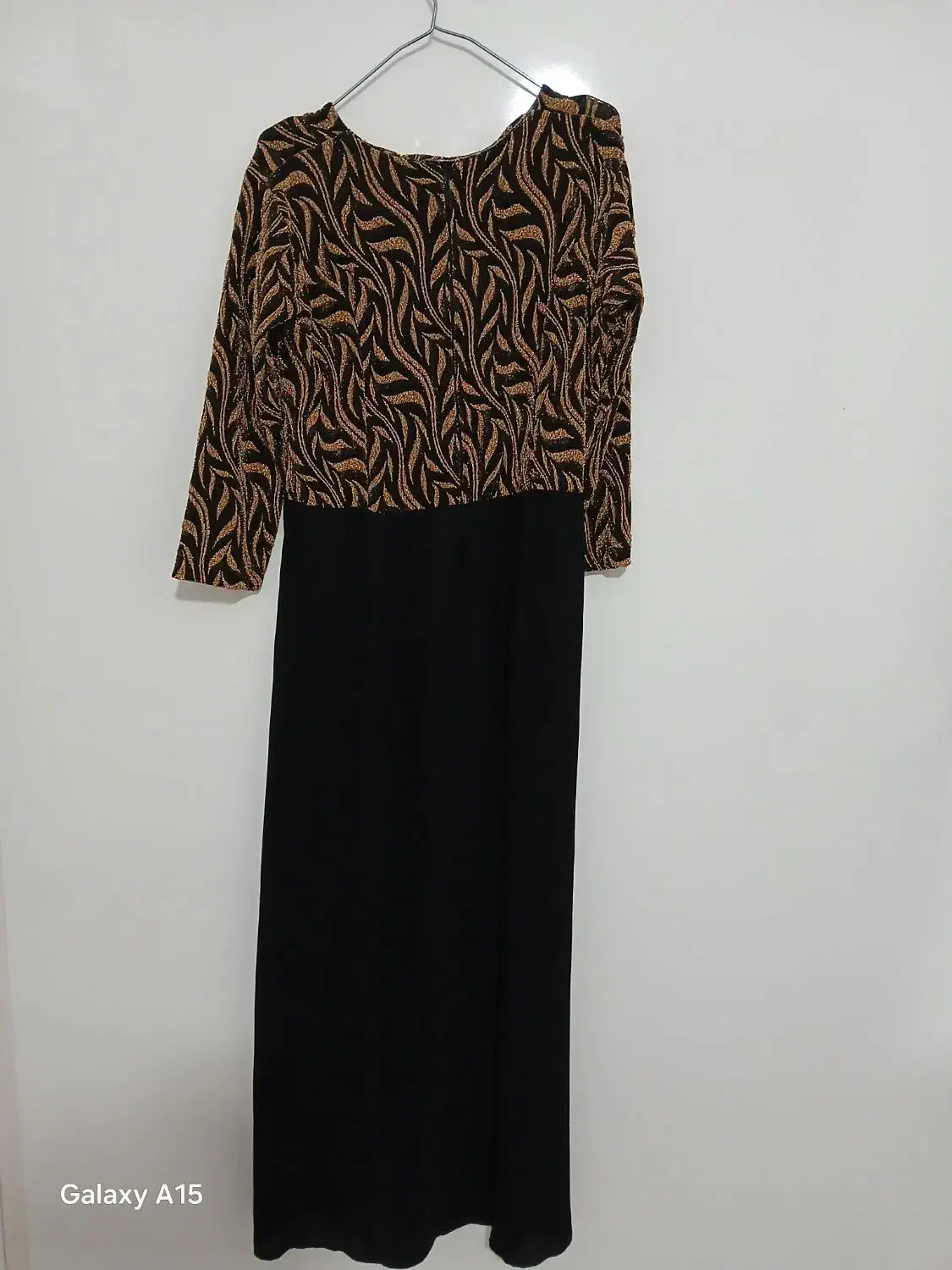 لباس مجلسی|لباس|اقبالیه, |دیوار