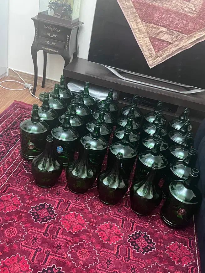 بطری شیشه ای سبز ۶ لیتری  و ۴ لیتری|ظروف نگهدارنده، پلاستیکی، یک‌بارمصرف|بندرعباس, |دیوار