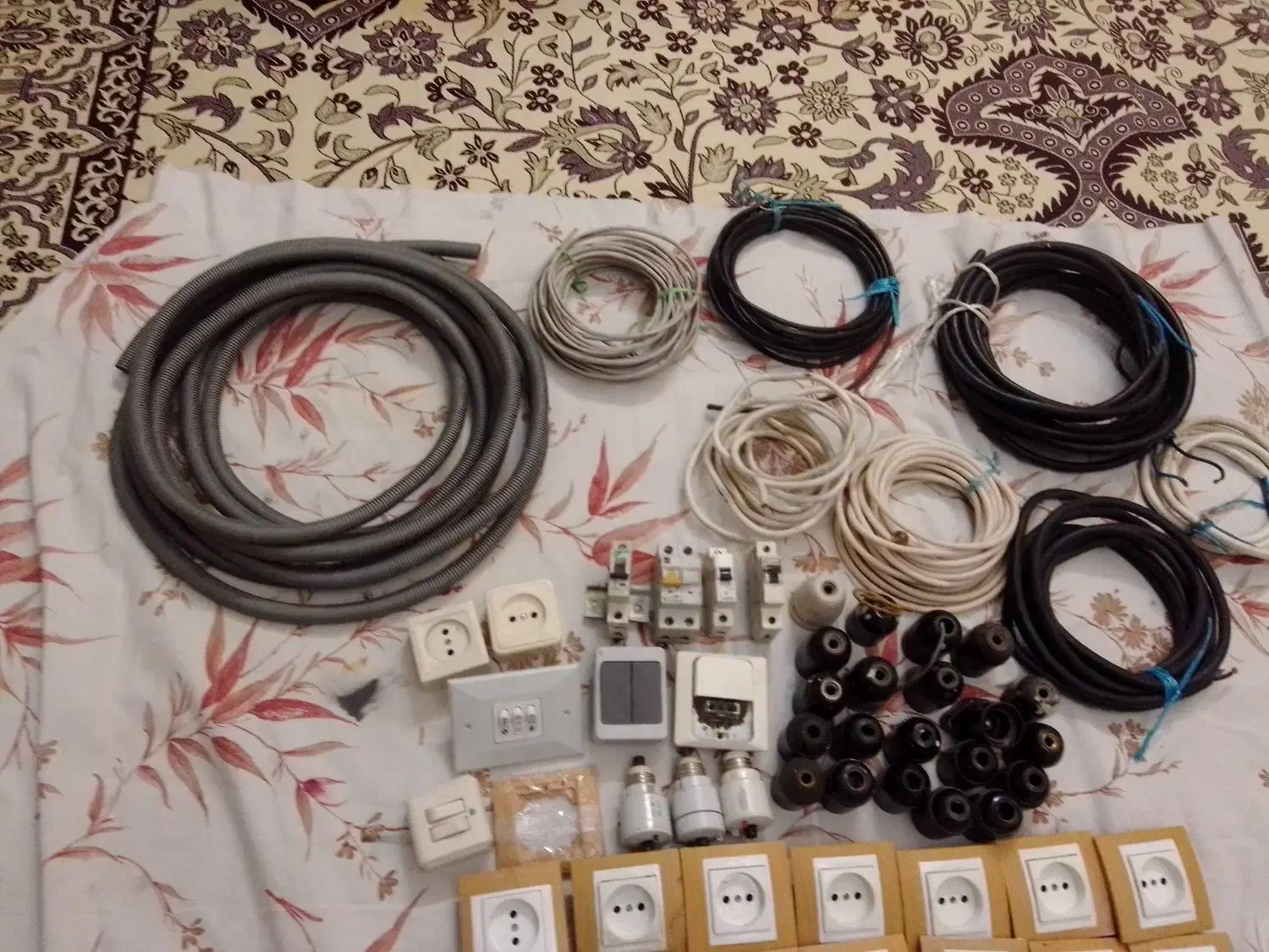 کلیدوپریزوسیم وسر پیچ لامپ|مصالح و تجهیزات ساختمان|تهران, نبی اکرم|دیوار