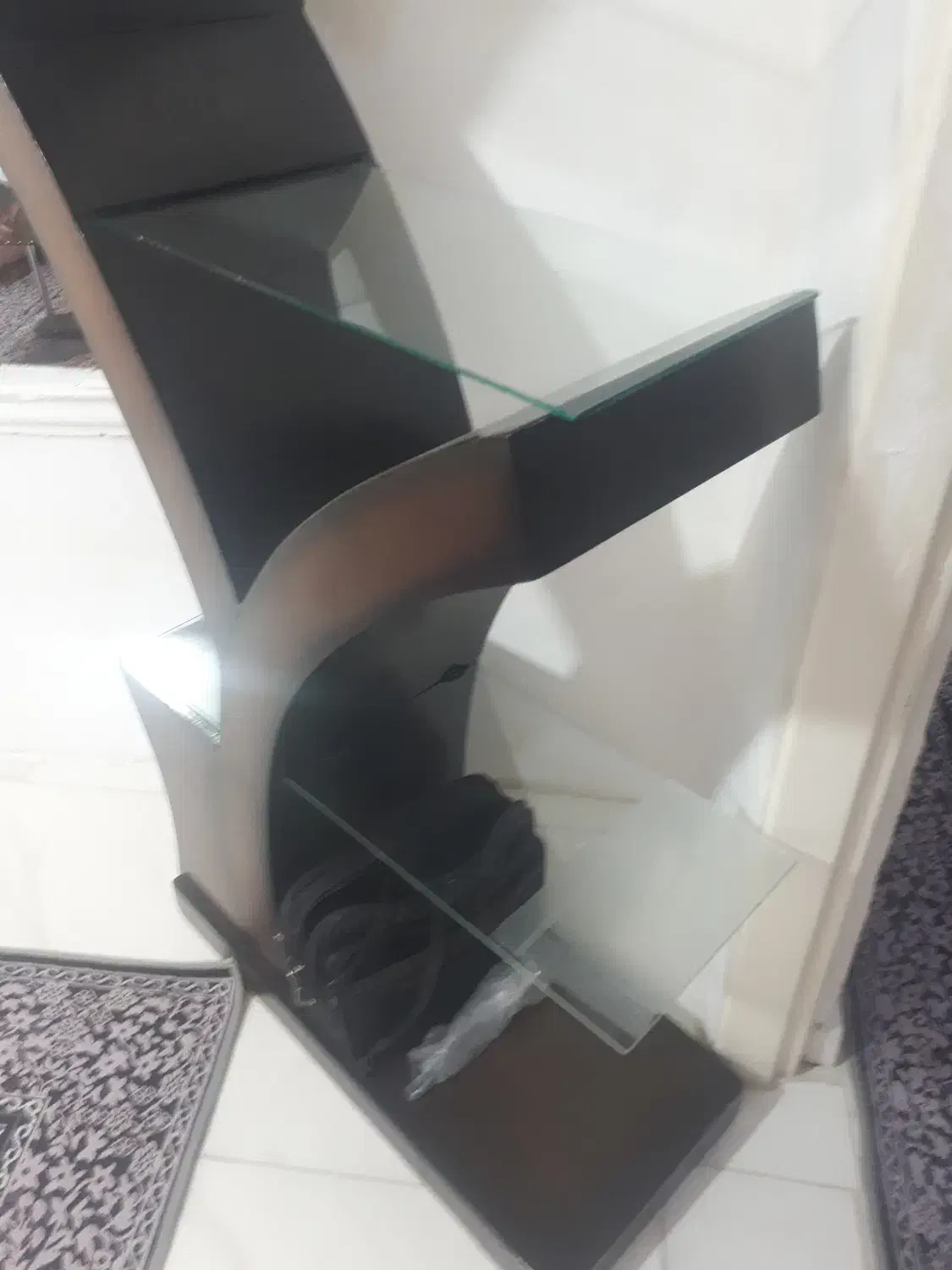 یک عدد استند دکوری|کتابخانه، شلف، قفسههای دیواری|بومهن, |دیوار