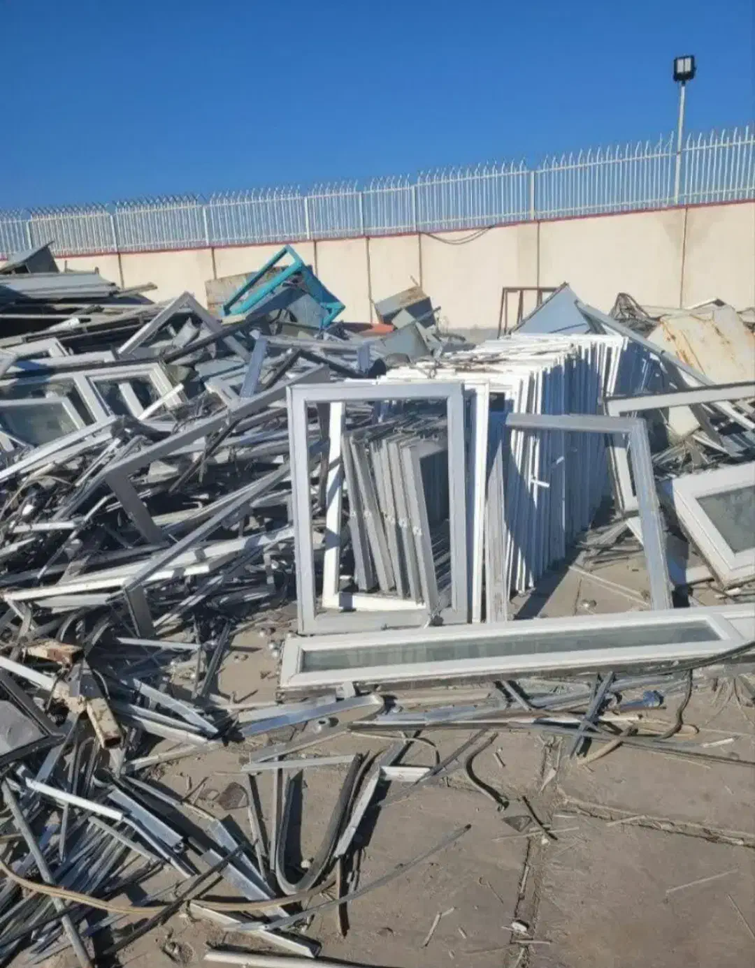 خرید فروش درب پنجره آلومینیومی آهنی وغیره|مصالح و تجهیزات ساختمان|مشهد, احمدآباد|دیوار