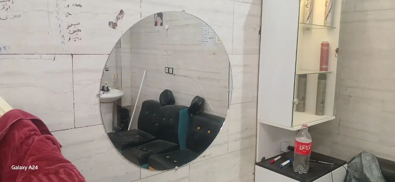 یک عدد ایینه قدی و اینه گرد|آرایشگاه و سالنهای زیبایی|مشهد, شهرک مهرگان|دیوار