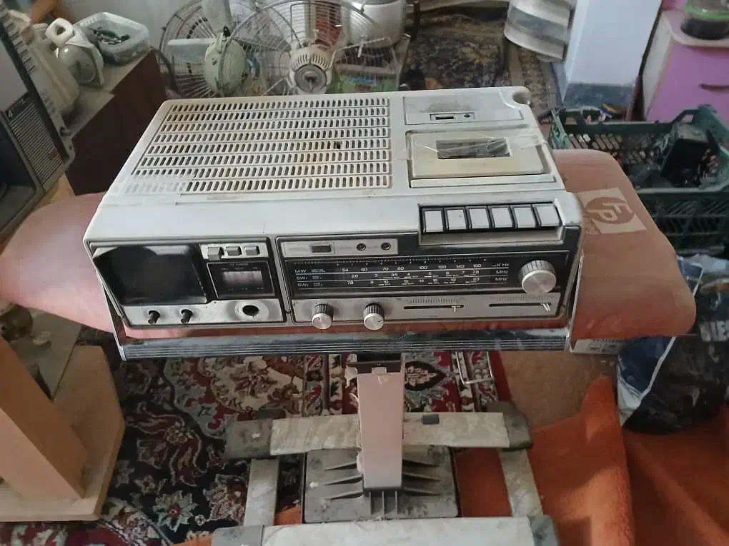 تعدادی رادیو قدیمی|کلکسیون اشیاء عتیقه|گرگان, |دیوار