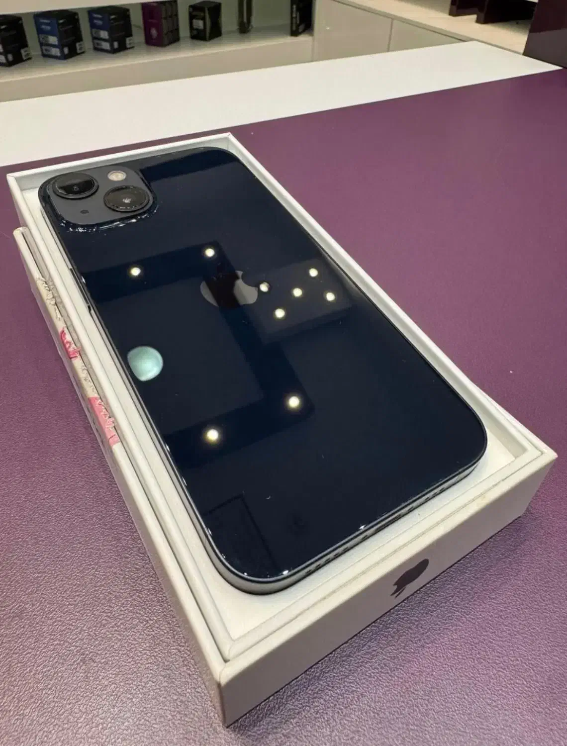 Phone 13 Normal|موبایل|پرند, فاز ۴|دیوار