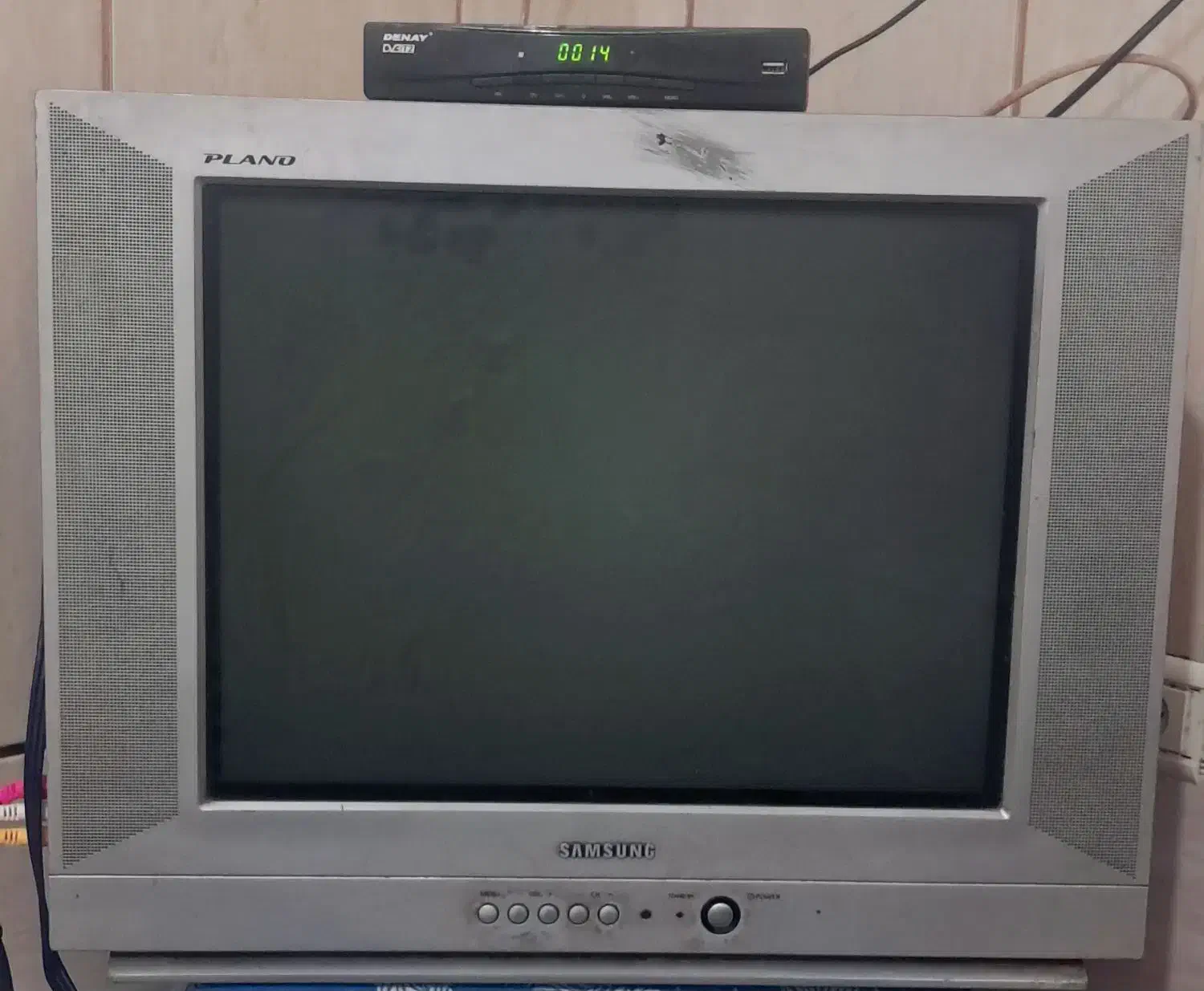 یک دستگاه گیرنده دیجیتال DENAY و یک تلوزیون|تلویزیون و پروژکتور|سیرجان, |دیوار