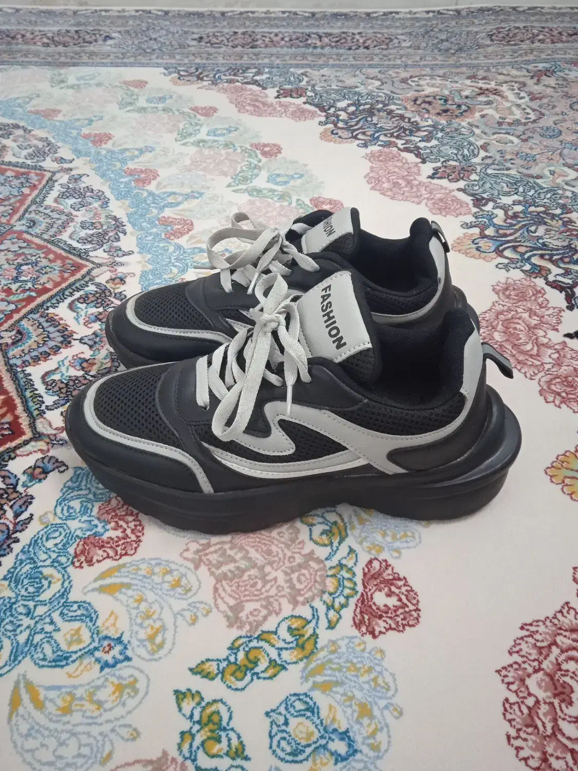 کتانی|کیف، کفش، کمربند|قم, قلعه عموحسین|دیوار