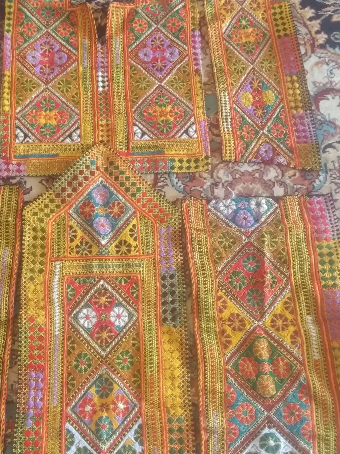 زی آستین چرخ و دست|لباس|گنبد کاووس, |دیوار